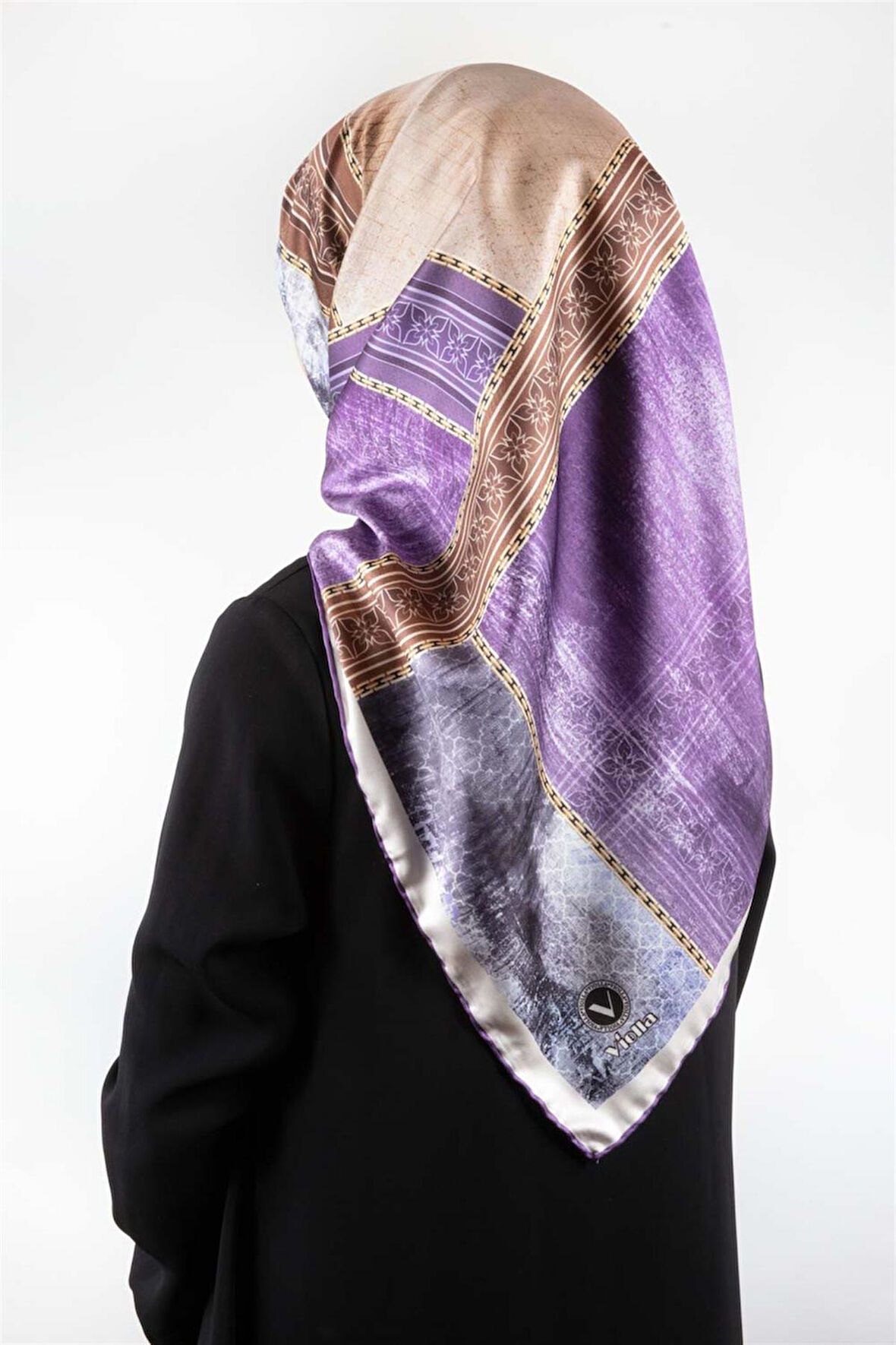 Twill Dokulu Ve Geometrik Desenli Mor Renkli 90x90 Eşarp (İpek İçermez) Dikim Şekli : El Dikişi