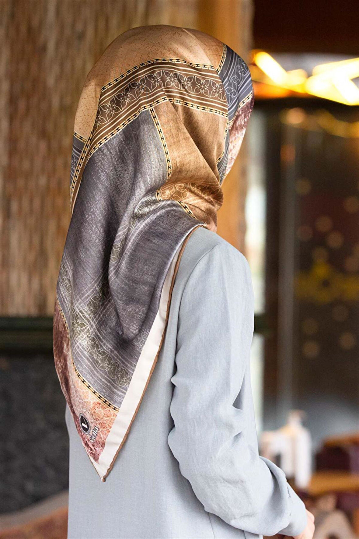 Twill Dokulu Ve Geometrik Desenli Gri Renkli 90x90 Eşarp (İpek İçermez) Dikim Şekli : El Dikişi