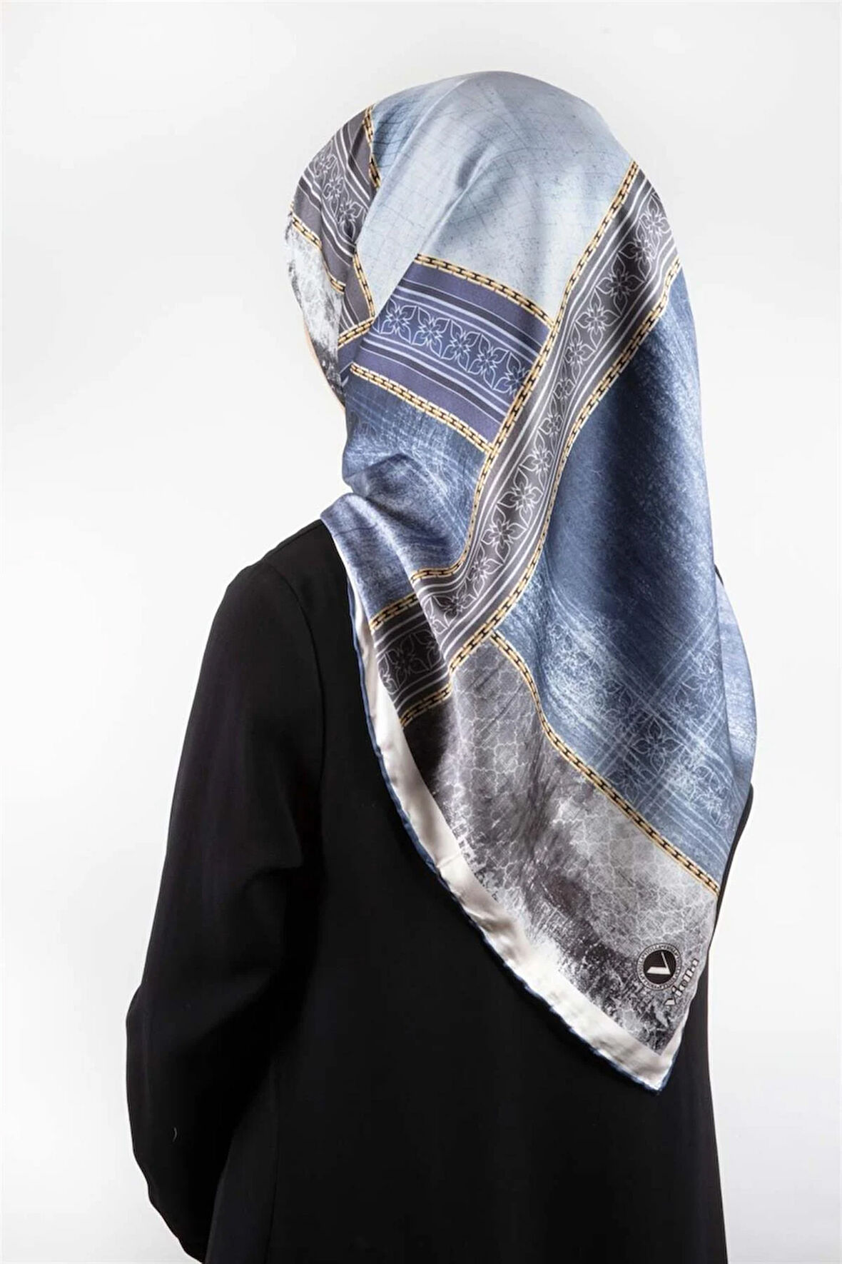 Twill Dokulu Ve Geometrik Desenli Saks Renkli 90x90 Eşarp (İpek İçermez) Dikim Şekli : El Dikişi