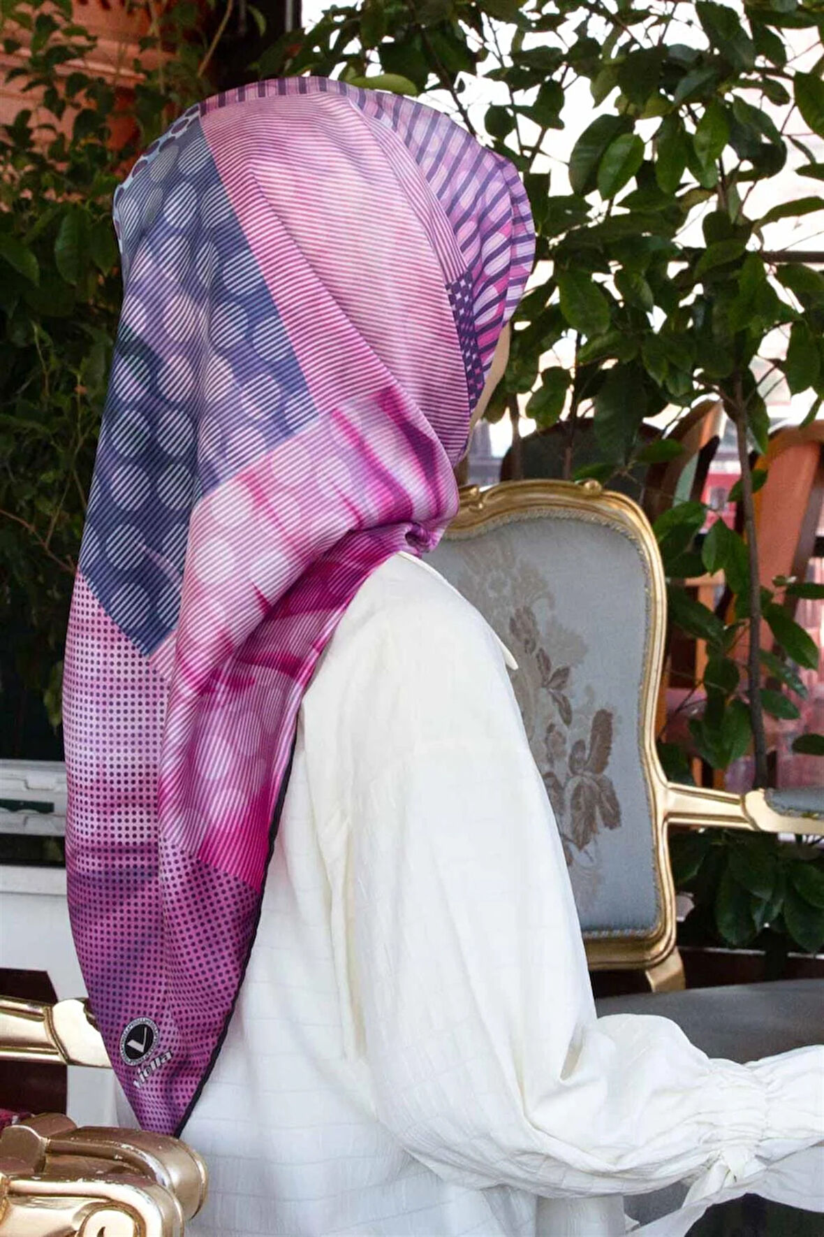 Twill Geometrik Desenli Mor Renkli 90x90 Eşarp (İpek İçermez) Kenar Dikiş Şekli El Dikişli