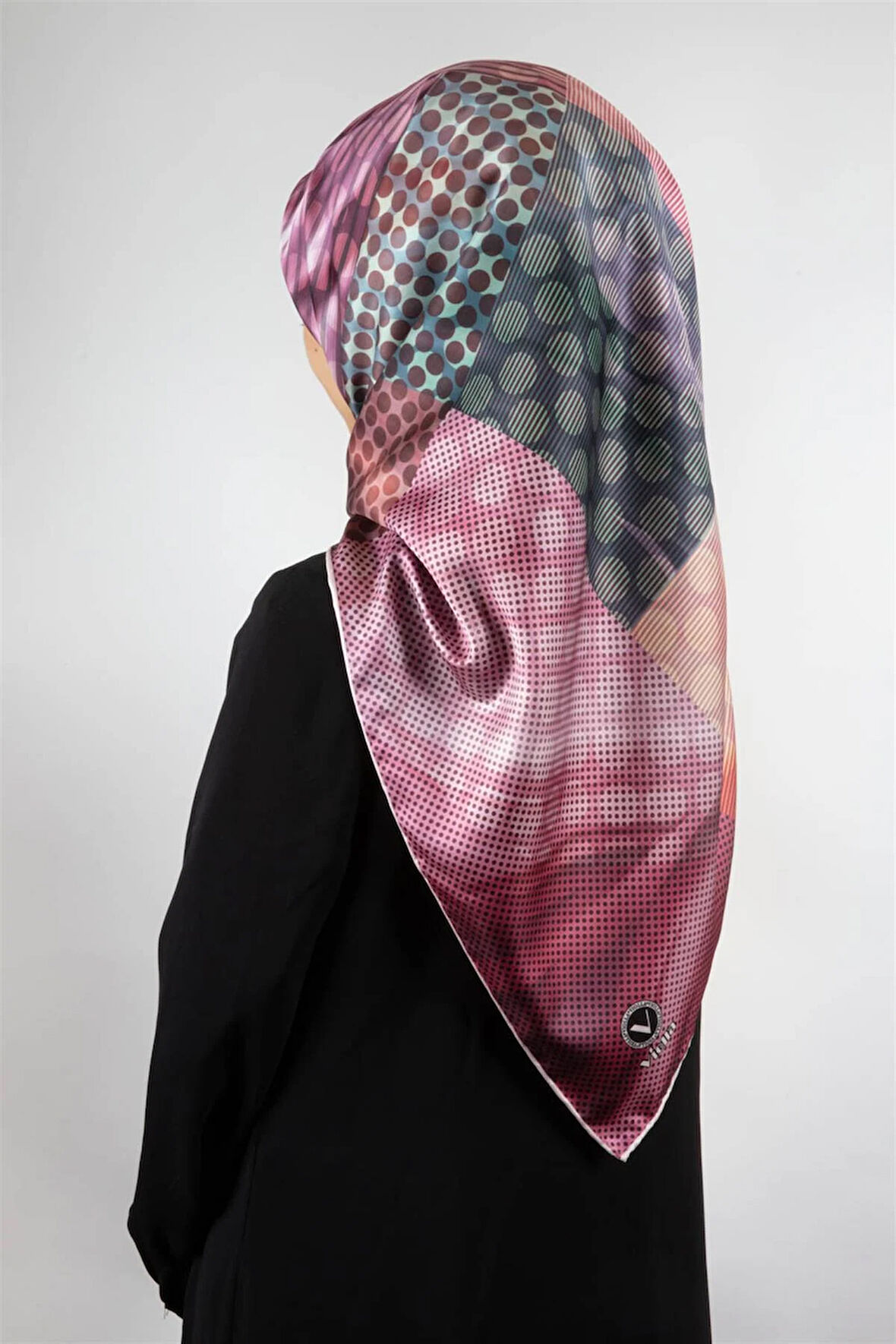 Twill Geometrik Pembe Renkli 90x90 Eşarp (İpek İçermez) Kenar Dikiş Şekli El Dikişli