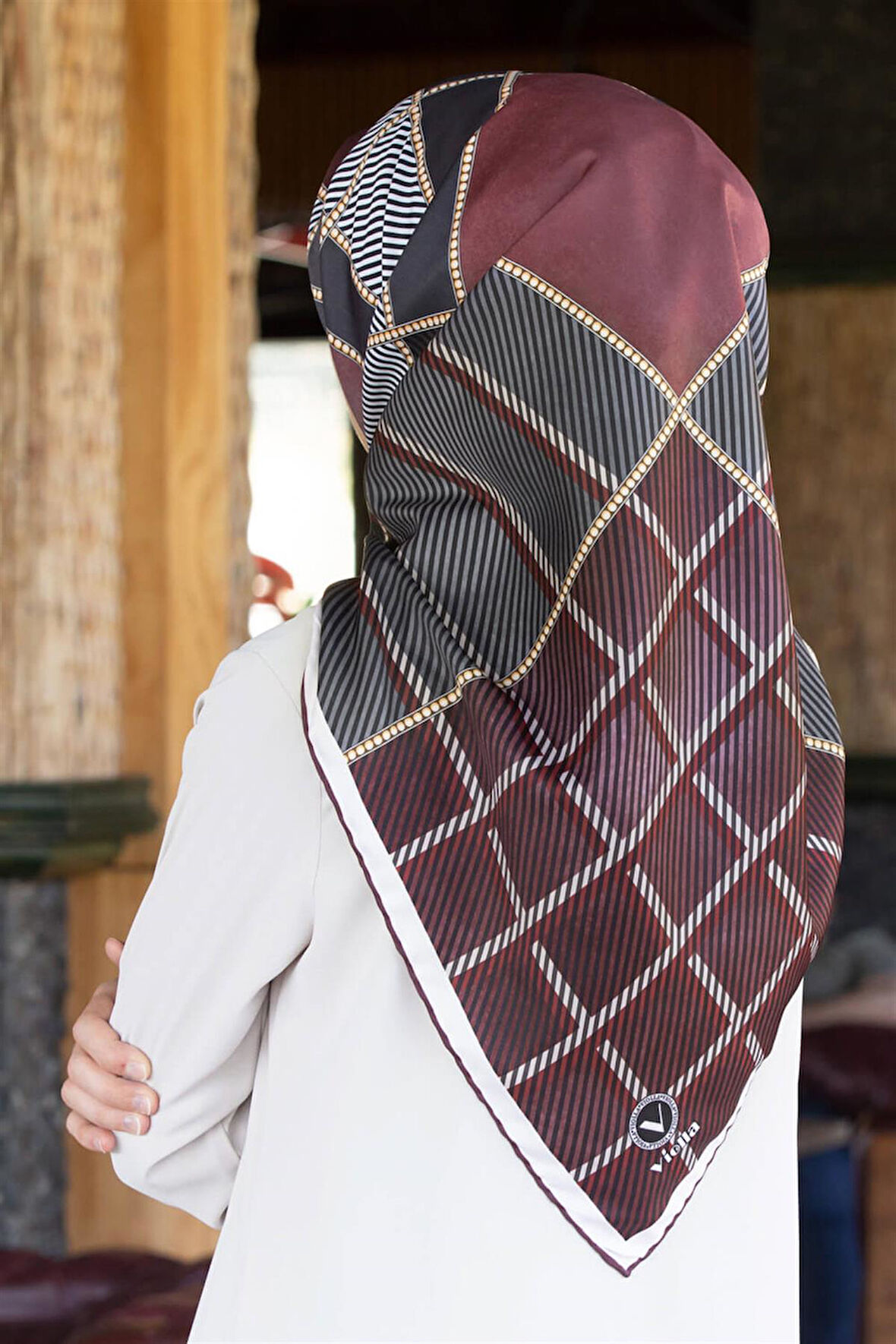 Twill Geometrik Desenli Pudra Renkli 90x90 Eşarp (İpek İçermez) Kenar Dikiş Şekli El Dikişli