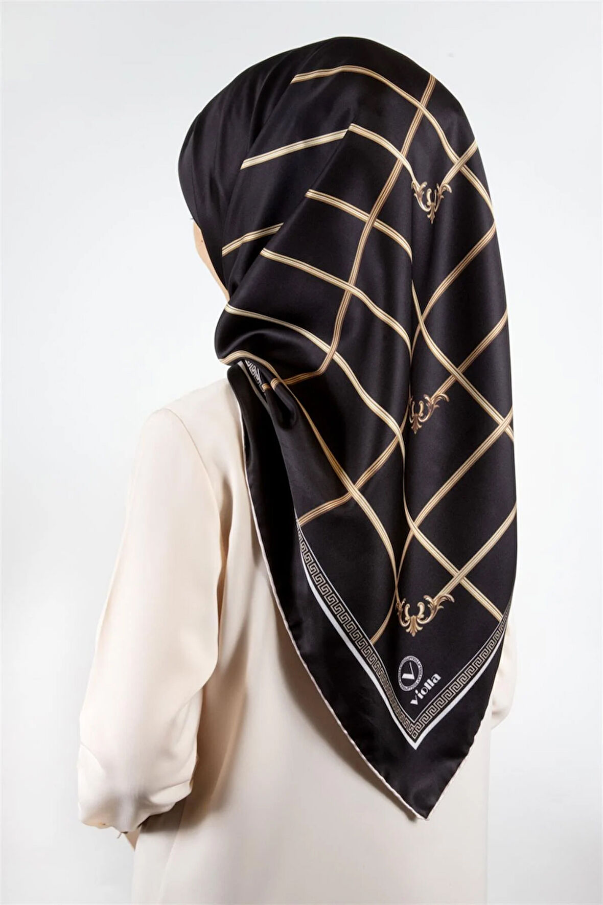 Twill Gold Detaylı Kareli Desenli Siyah Renkli 90x90 Eşarp (İpek İçermez) Kenar Dikiş Şekli El Dikişli