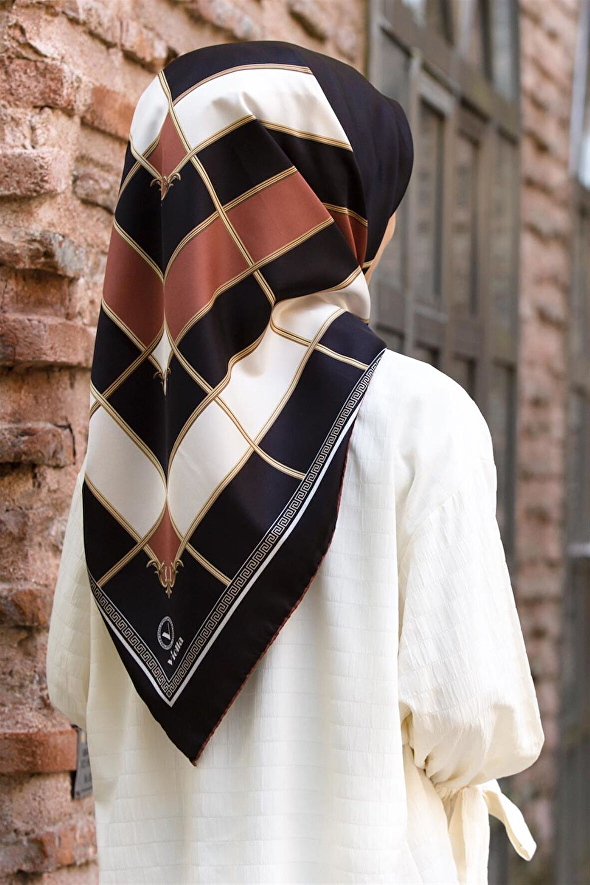 Twill Gold Detaylı Kareli Desenli Bakır Renkli 90x90 Eşarp (İpek İçermez) Kenar Dikiş Şekli El Dikişli