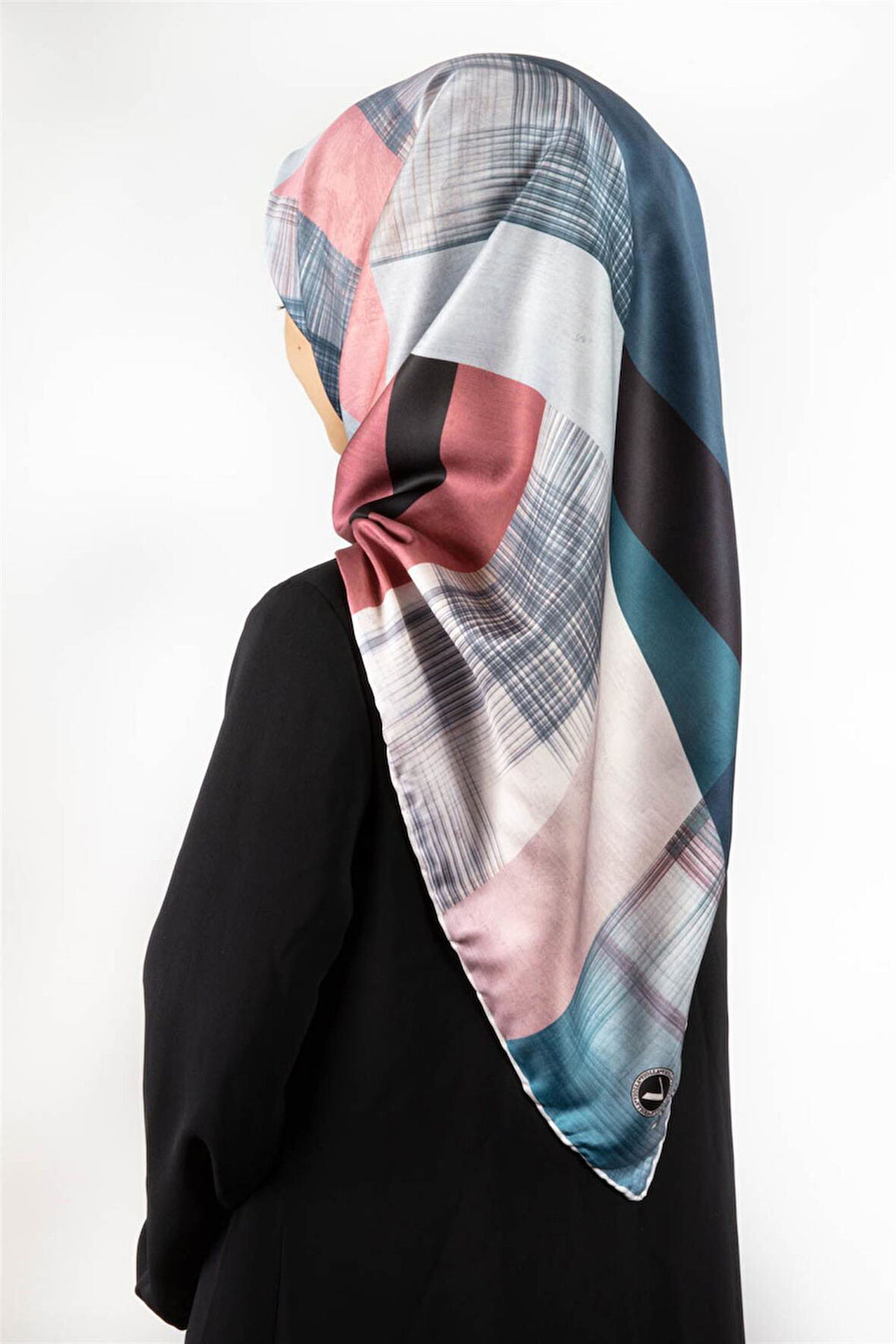 Twill Geometrik Desenli Pudra Renkli 90x90 Eşarp (İpek İçermez) Kenar Dikiş Şekli El Dikişli