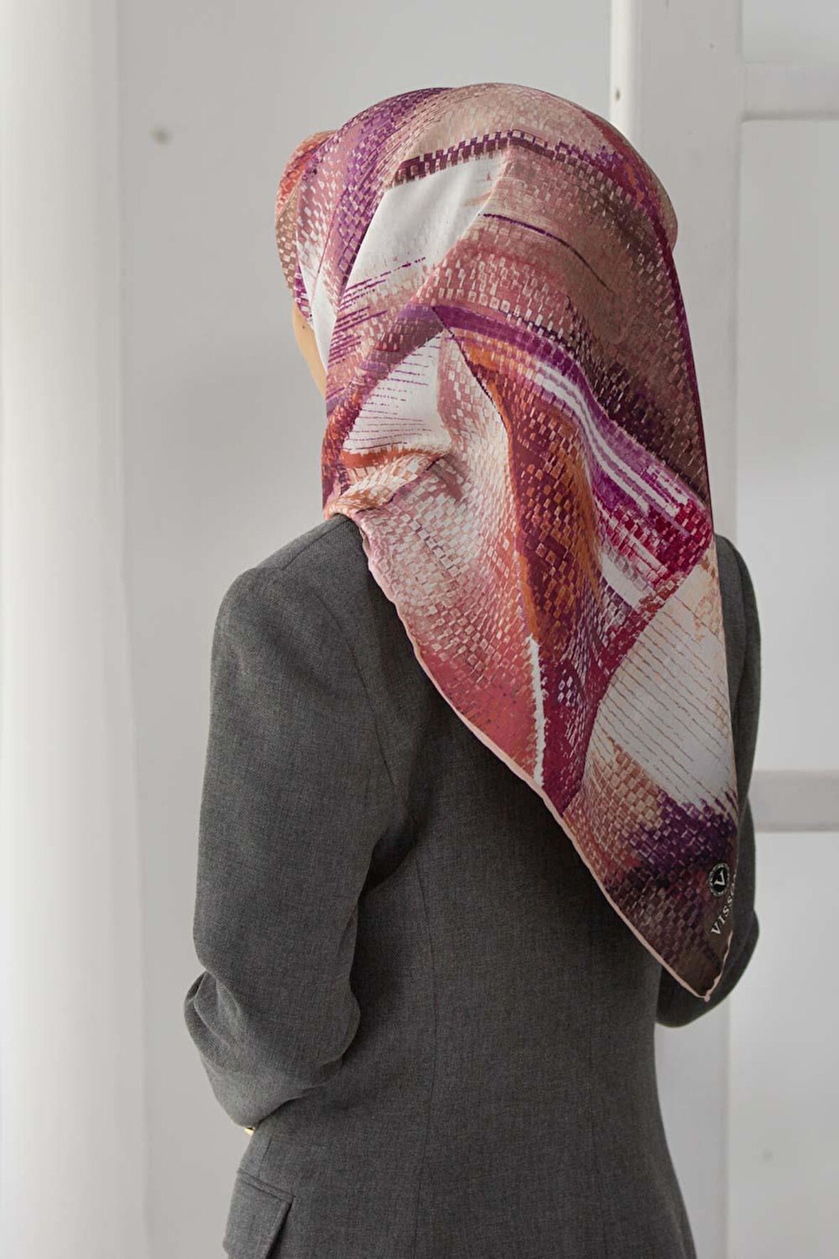 %100 Twill İpek Efektli ve Geometrik Desenli Somon - Pudra Renkli 90x90 Eşarp Dikim Şekli : El Dikişi