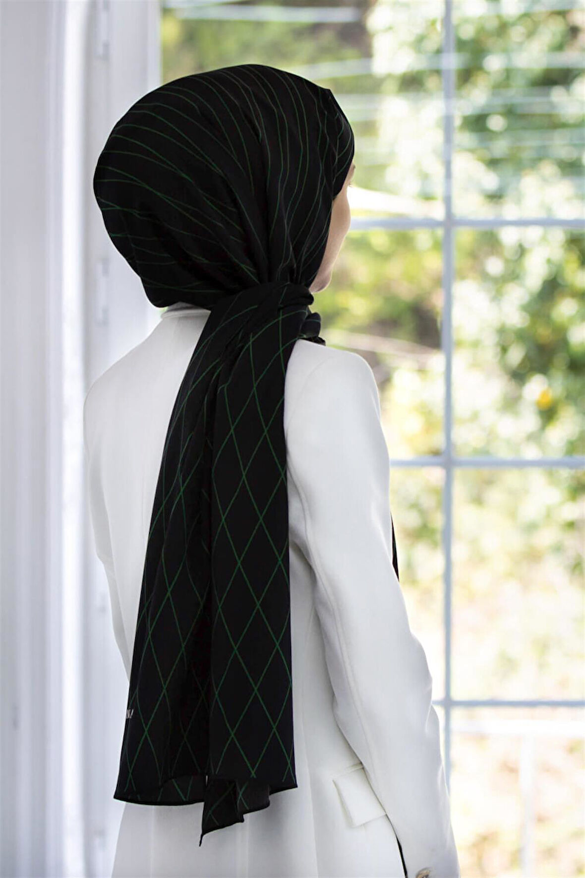 LÜKS MEDİNE İPEĞİ GEOMETRİK DESENLİ ZÜMRÜT YEŞİLİ RENKLİ 75X195 KIRIŞMAZ ŞAL MOSS KREP DİKİŞ TİPİ İTALYAN DİKİŞLİ