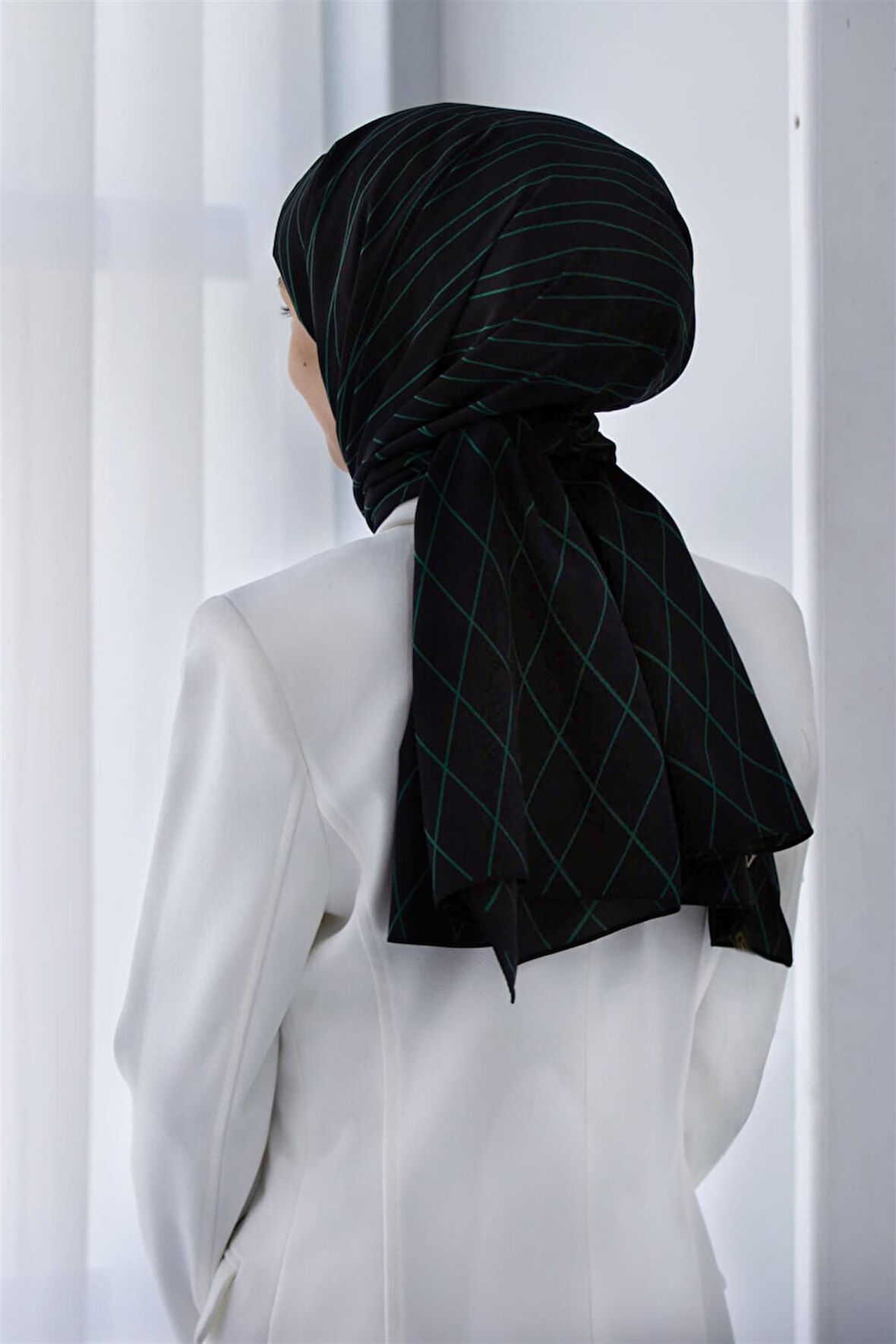 LÜKS MEDİNE İPEĞİ GEOMETRİK DESENLİ PETROL YEŞİLİ RENKLİ 75X195 KIRIŞMAZ ŞAL MOSS KREP DİKİŞ TİPİ İTALYAN DİKİŞLİ