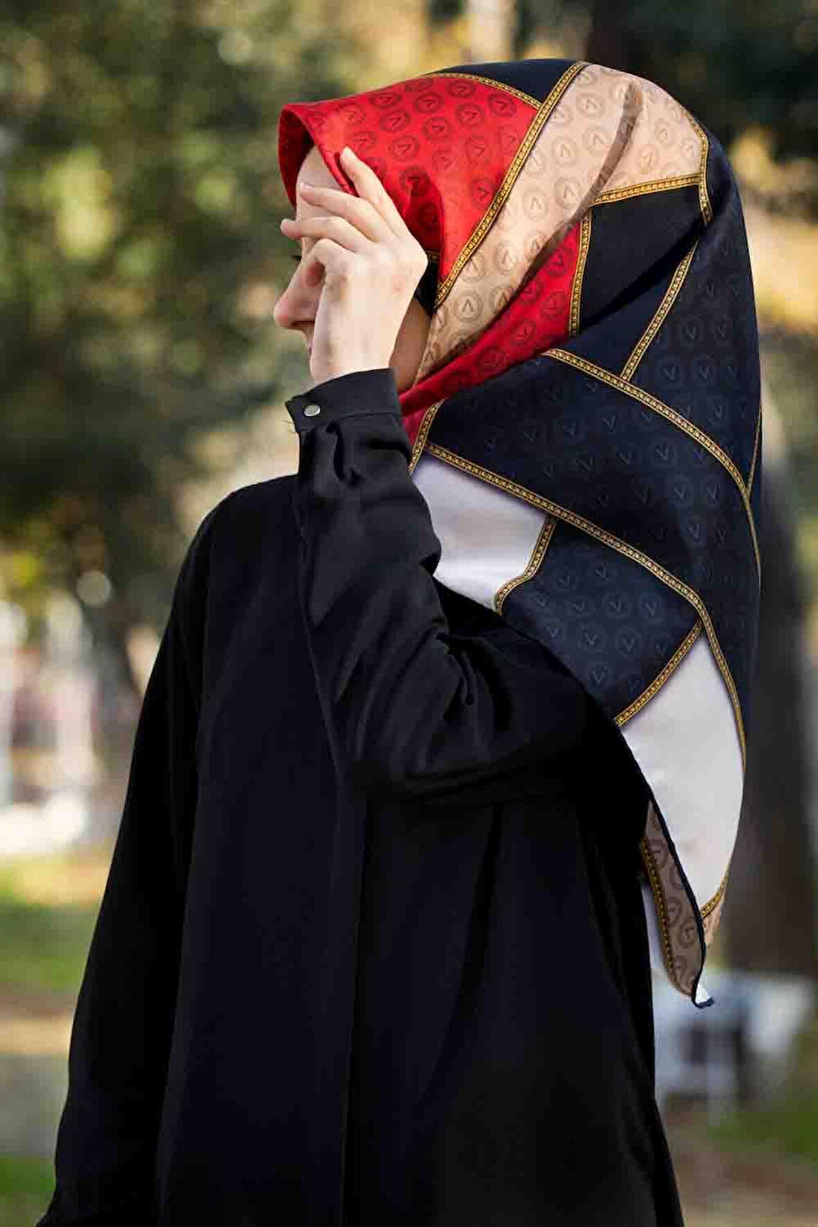 %100 Twill İpek Geometrik Desenli Lacivert - Kırmızı Renkli 90x90 Eşarp Dikim Şekli : El Dikişi