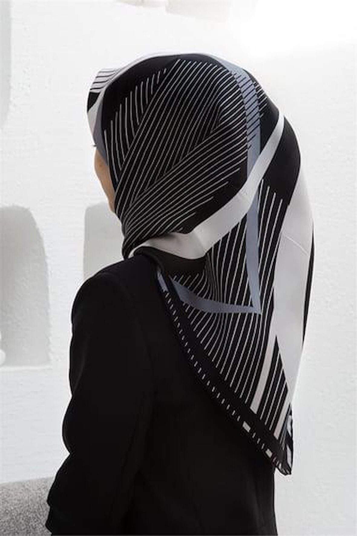 Vissona Tivil İpek Eşarp 60780 - 9 - 0001 - 0002 Siyah Gri Geometrik Desen