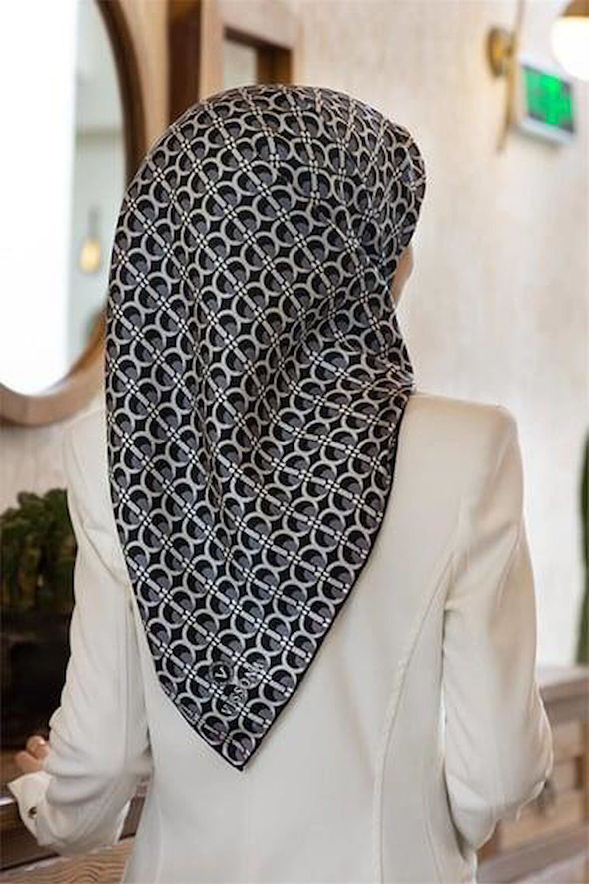 Vissona Tivil İpek Eşarp 60779 - 4 - 0001 - 0029 Siyah Gri Soyut Desen