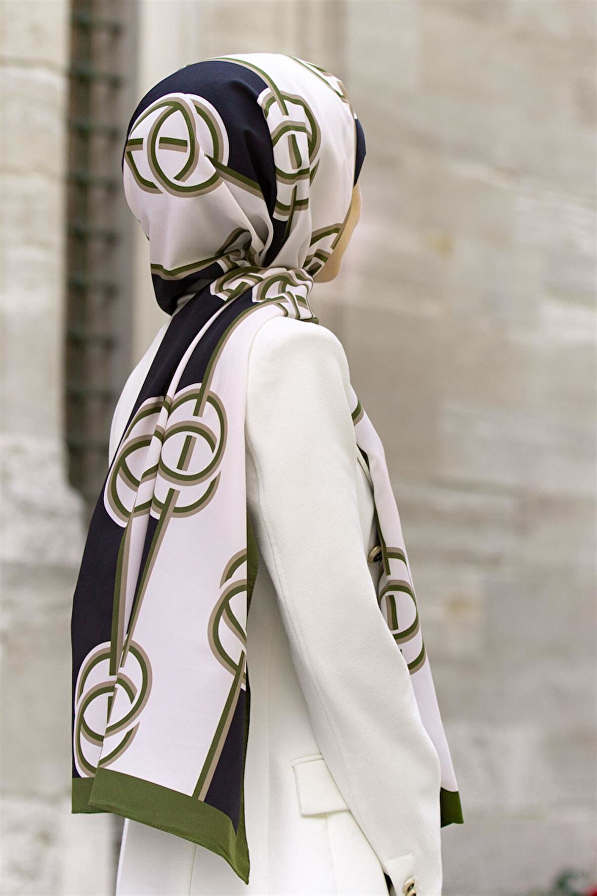 LÜKS MEDİNE İPEĞİ ÇİZGİLİ DESENLİ HAKİ RENKLİ 75X195 KIRIŞMAZ ŞAL MOSS KREP DİKİŞ TİPİ İTALYAN DİKİŞLİ