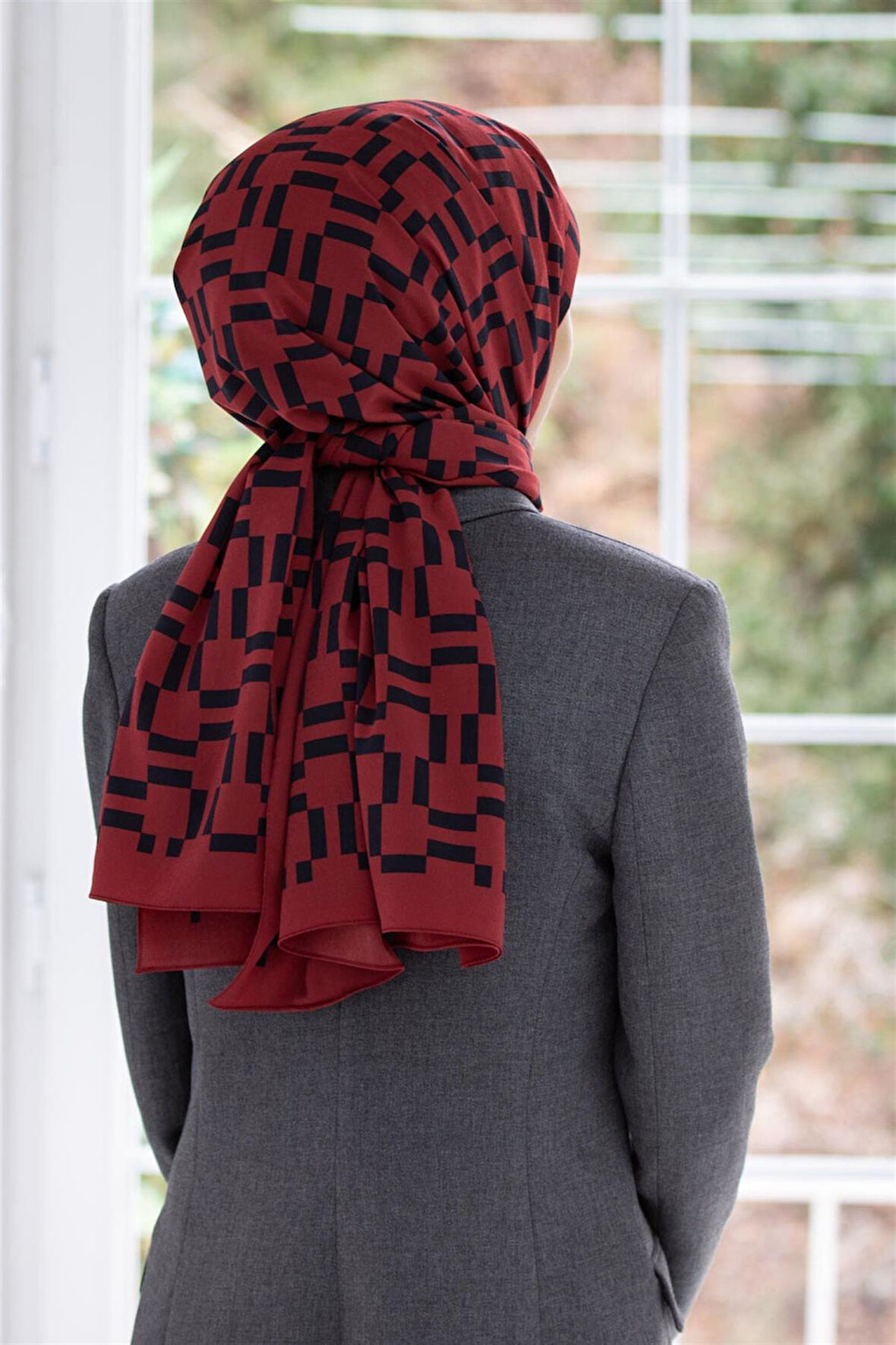 LÜKS MEDİNE İPEĞİ MONOGRAM DESENLİ BORDO RENKLİ 75X195 KIRIŞMAZ ŞAL MOSS KREP DİKİŞ TİPİ İTALYAN DİKİŞLİ