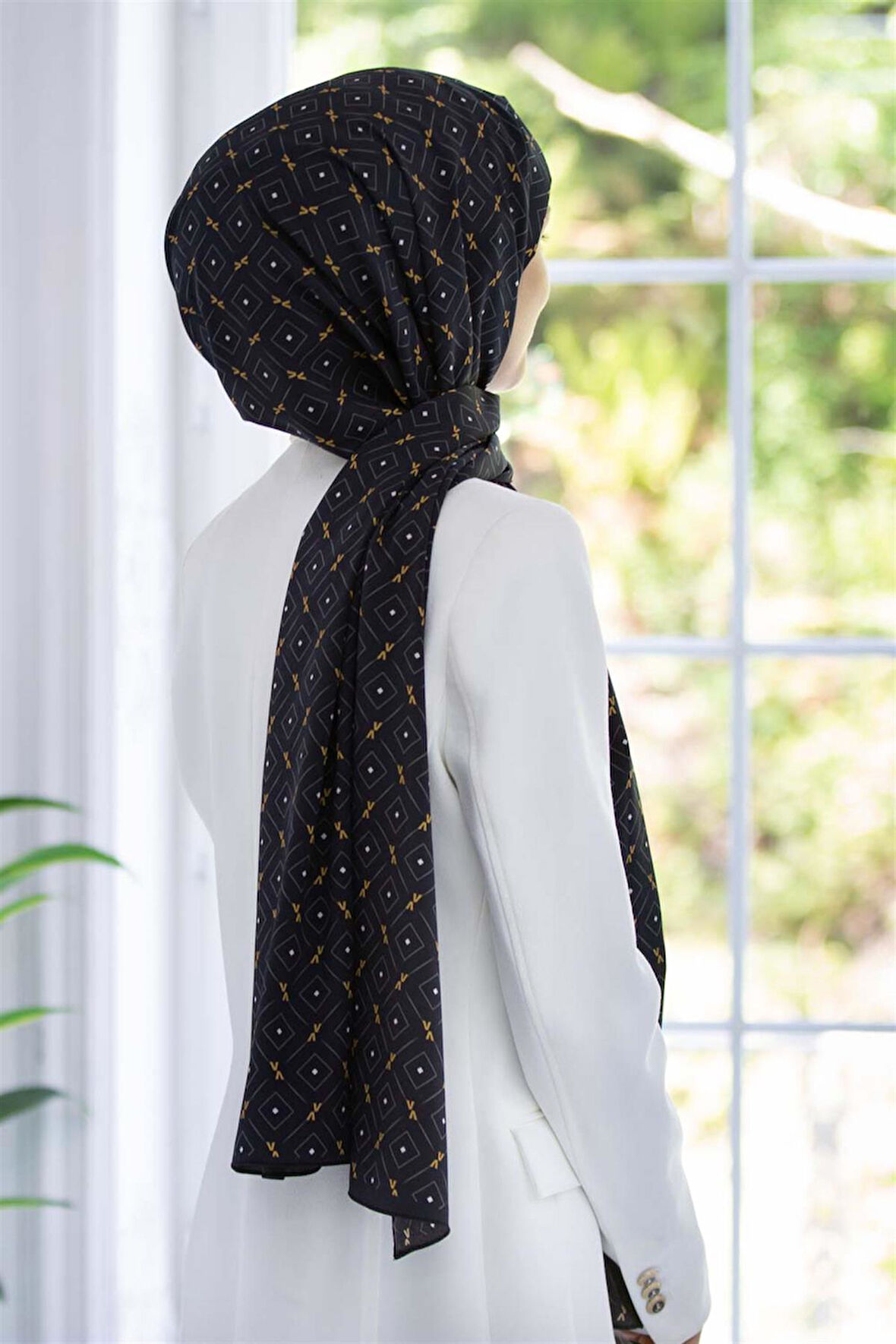 LÜKS MEDİNE İPEĞİ GEOMETRİK DESENLİ SİYAH - GOLD RENKLİ 75X195 KIRIŞMAZ ŞAL MOSS KREP DİKİŞ TİPİ İTALYAN DİKİŞLİ