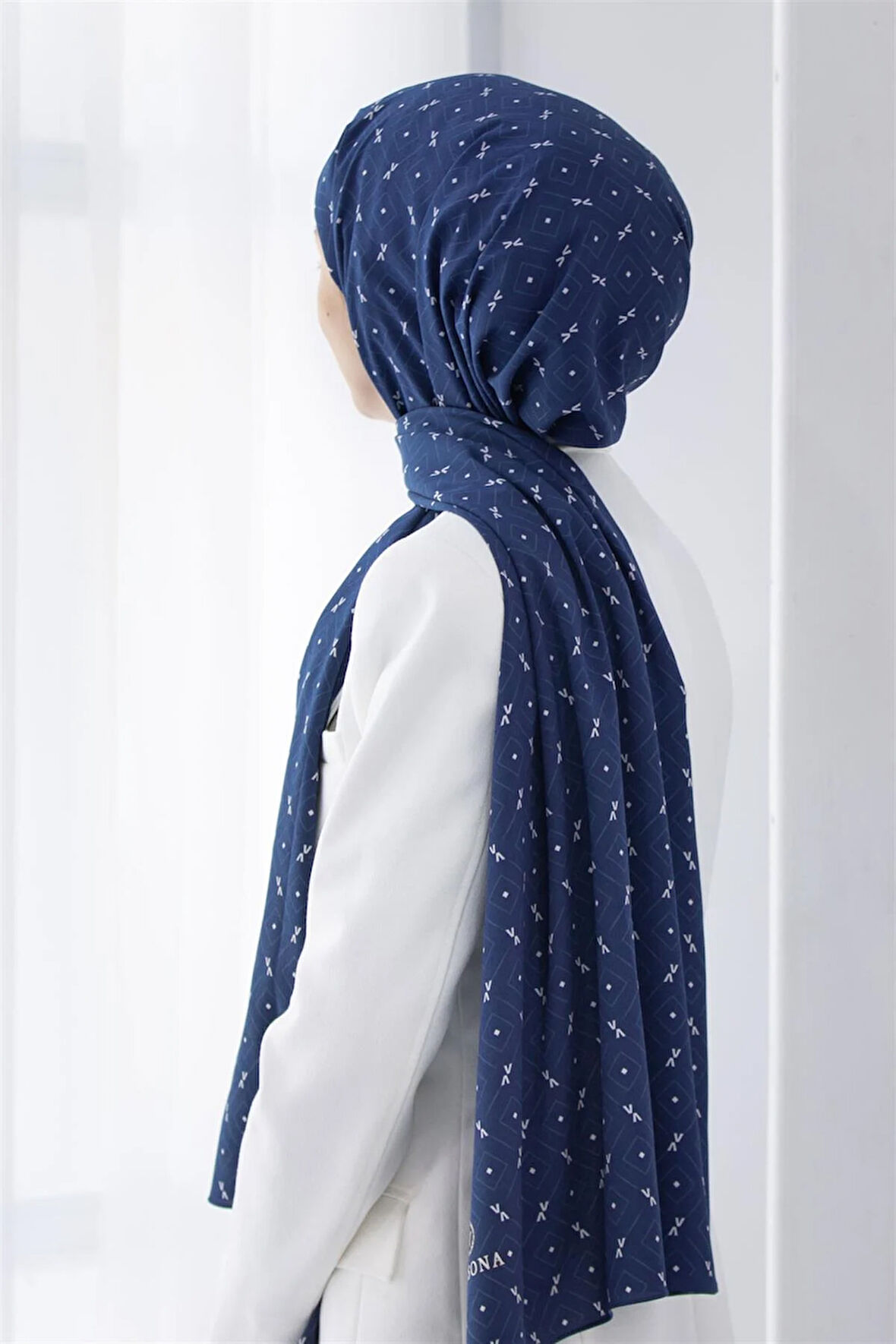 LÜKS MEDİNE İPEĞİ GEOMETRİK DESENLİ LACİVERT RENKLİ 75X195 KIRIŞMAZ ŞAL MOSS KREP DİKİŞ TİPİ İTALYAN DİKİŞLİ