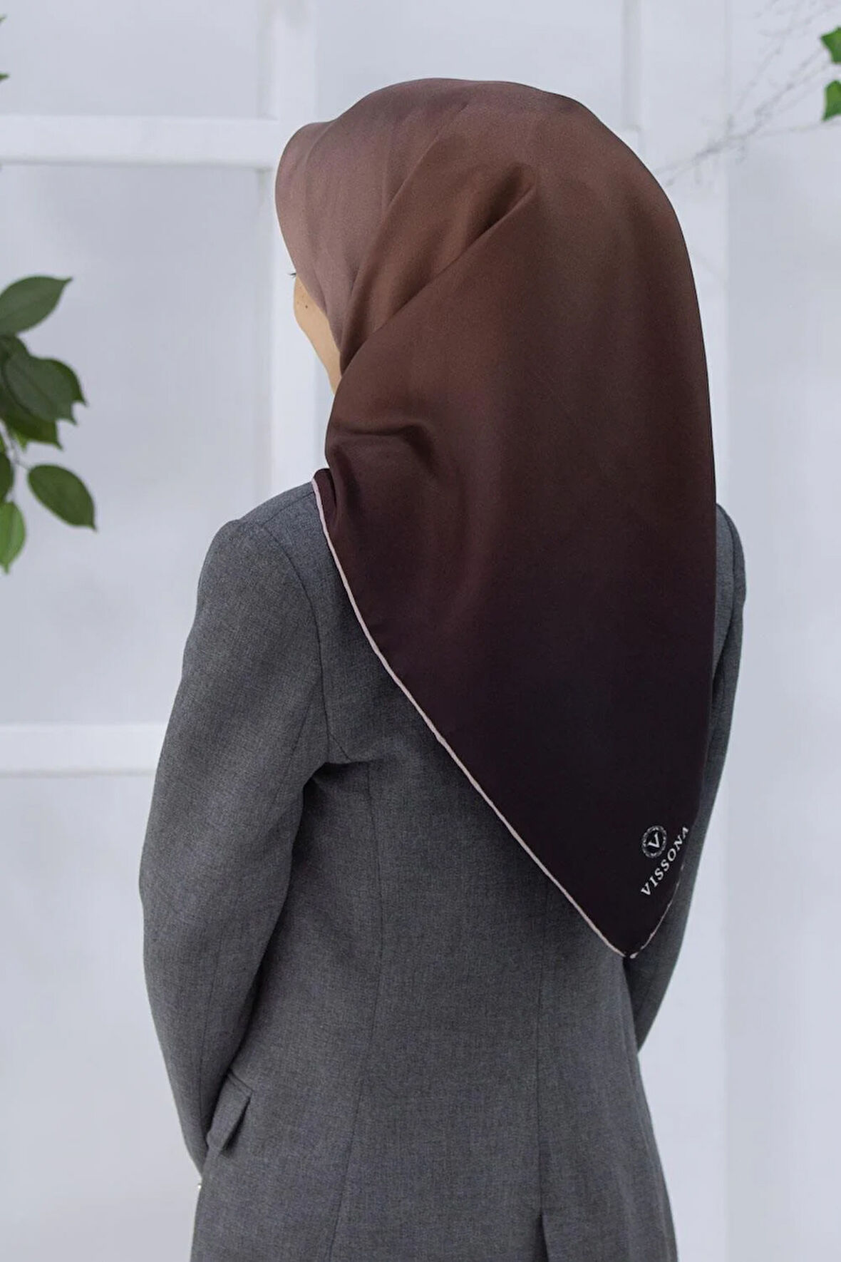 %100 Twill İpek Degrade Desenli Sütlü Kahve Renkli 90x90 Eşarp Dikim Şekli : El Dikişi