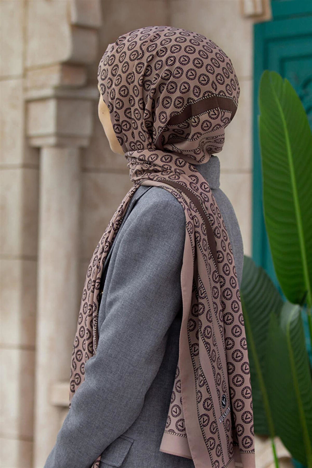 LÜKS MEDİNE İPEĞİ DEGRADELİ MONOGRAM DESENLİ VİZON RENKLİ 75X195 KIRIŞMAZ ŞAL MOSS KREP DİKİŞ TİPİ İTALYAN DİKİŞLİ