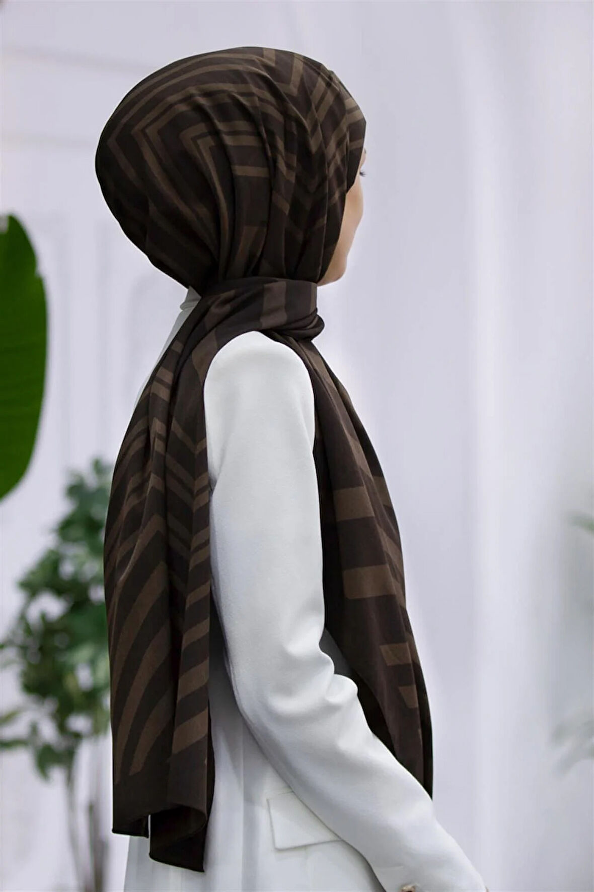 LÜKS MEDİNE İPEĞİ ZİGZAG DESENLİ KAHVERENGİ RENKLİ 75X195 KIRIŞMAZ ŞAL MOSS KREP DİKİŞ TİPİ İTALYAN DİKİŞLİ