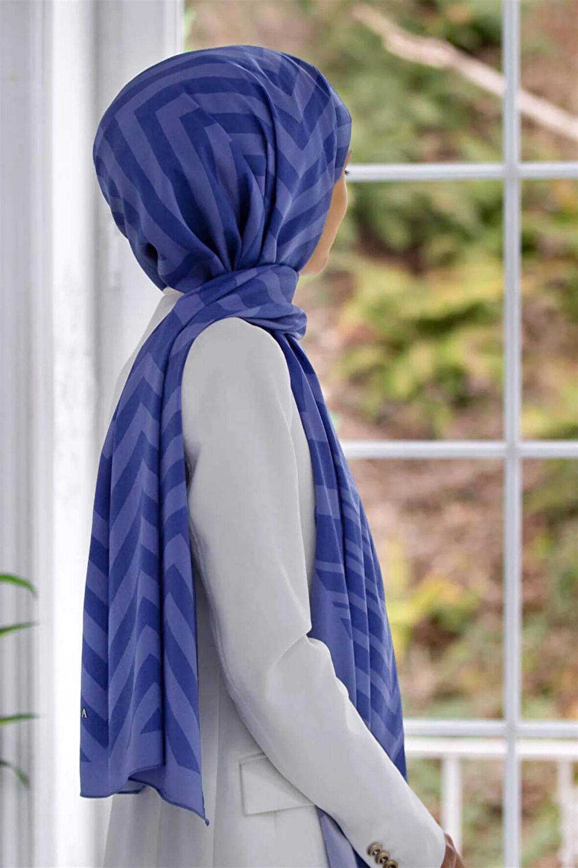 LÜKS MEDİNE İPEĞİ ZİGZAG DESENLİ İNDİGO RENKLİ 75X195 KIRIŞMAZ ŞAL MOSS KREP DİKİŞ TİPİ İTALYAN DİKİŞLİ