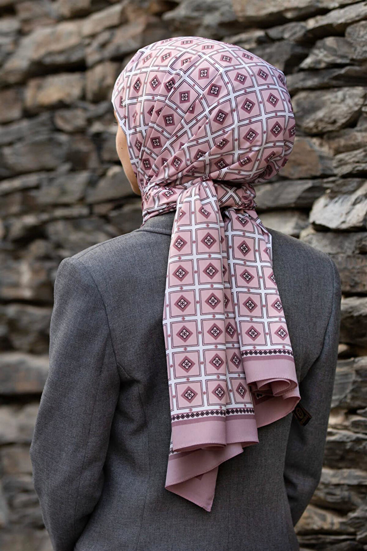 LÜKS MEDİNE İPEĞİ KARE DESENLİ PUDRA RENKLİ 75X195 KIRIŞMAZ ŞAL MOSS KREP DİKİŞ TİPİ İTALYAN DİKİŞLİ