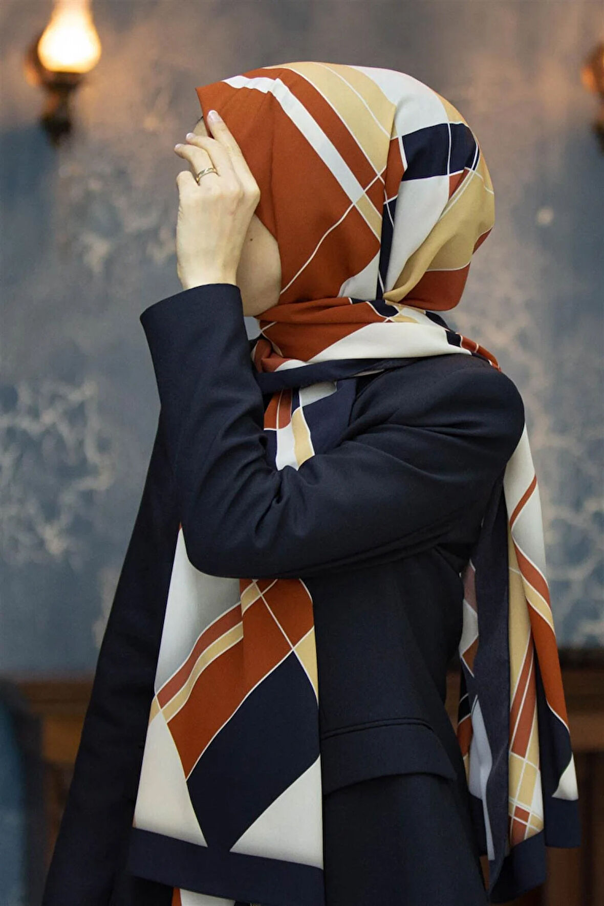 LÜKS MEDİNE İPEĞİ GEOMETRİK DESENLİ TABA RENKLİ 75X195 KIRIŞMAZ ŞAL MOSS KREP DİKİŞ TİPİ İTALYAN DİKİŞLİ