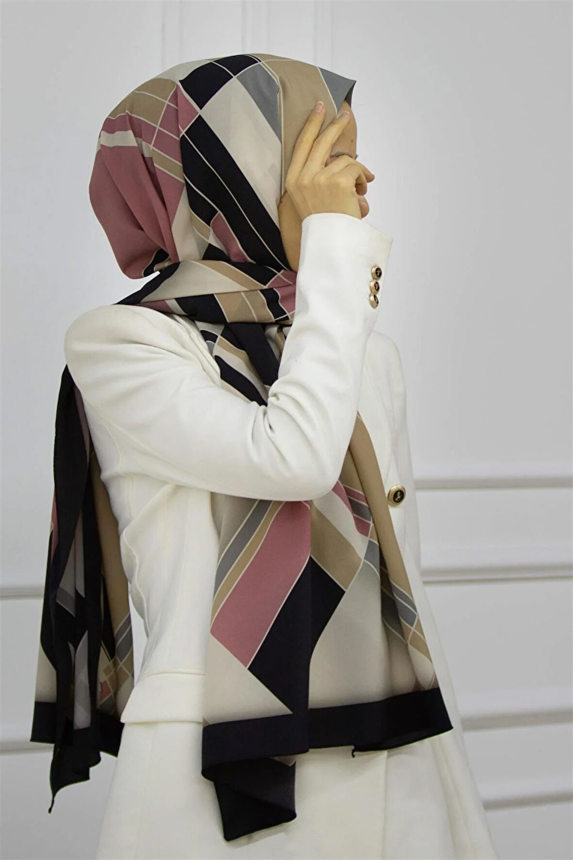 LÜKS MEDİNE İPEĞİ GEOMETRİK DESENLİ PUDRA RENKLİ 75X195 KIRIŞMAZ ŞAL MOSS KREP DİKİŞ TİPİ İTALYAN DİKİŞLİ