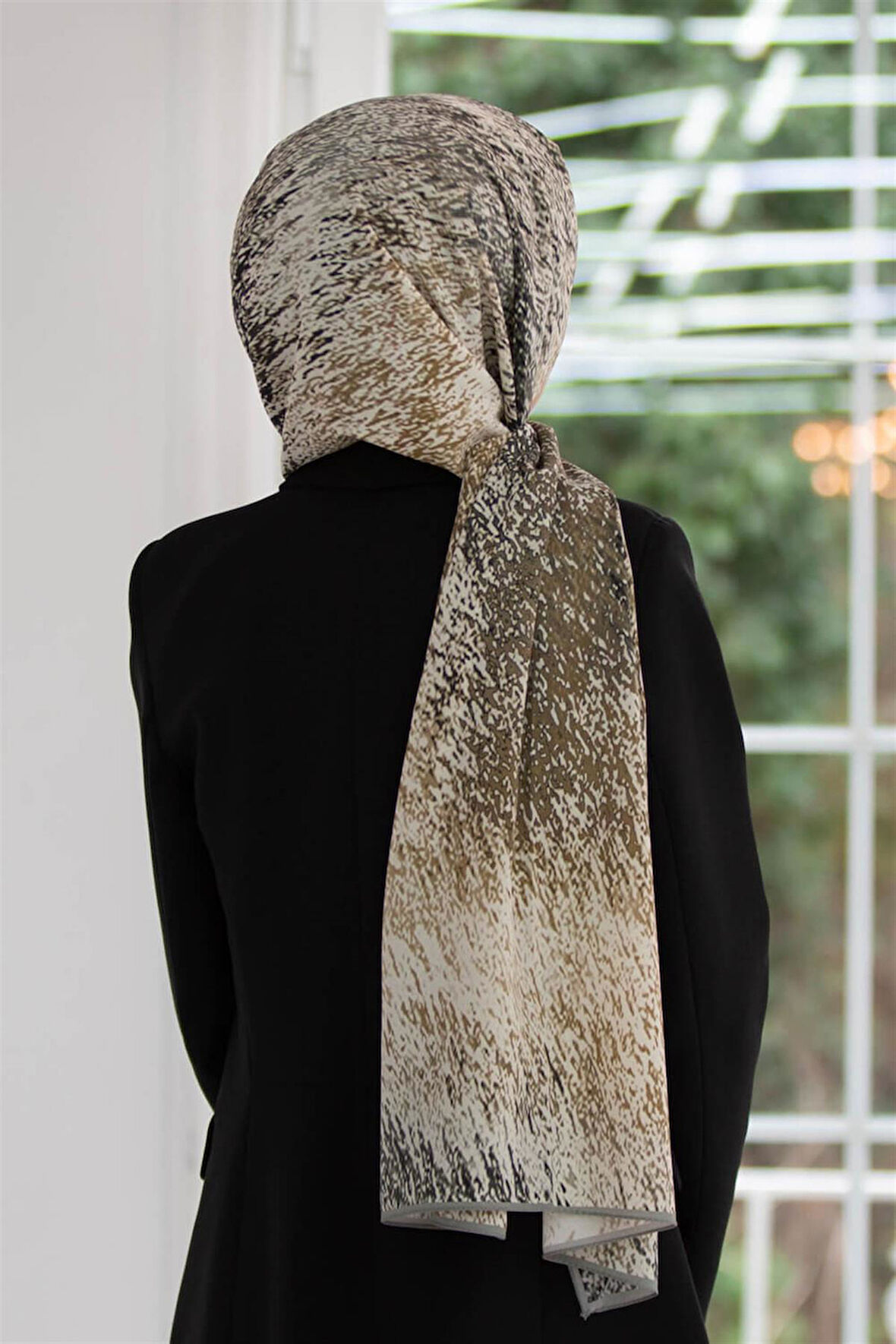 LÜKS MEDİNE İPEĞİ ZİKZAK GEOMETRİK DESENLİ GRİ - BEJ RENKLİ 75X195 KIRIŞMAZ ŞAL MOSS KREP DİKİŞ TİPİ İTALYAN DİKİŞLİ