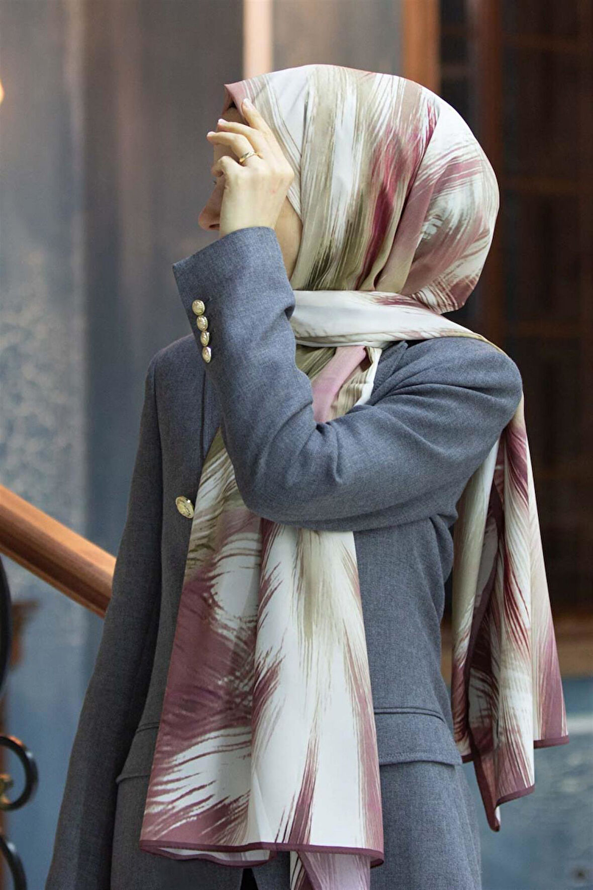 LÜKS MEDİNE İPEĞİ GEOMETRİK DESENLİ PUDRA RENKLİ 75X195 KIRIŞMAZ ŞAL MOSS KREP DİKİŞ TİPİ İTALYAN DİKİŞLİ