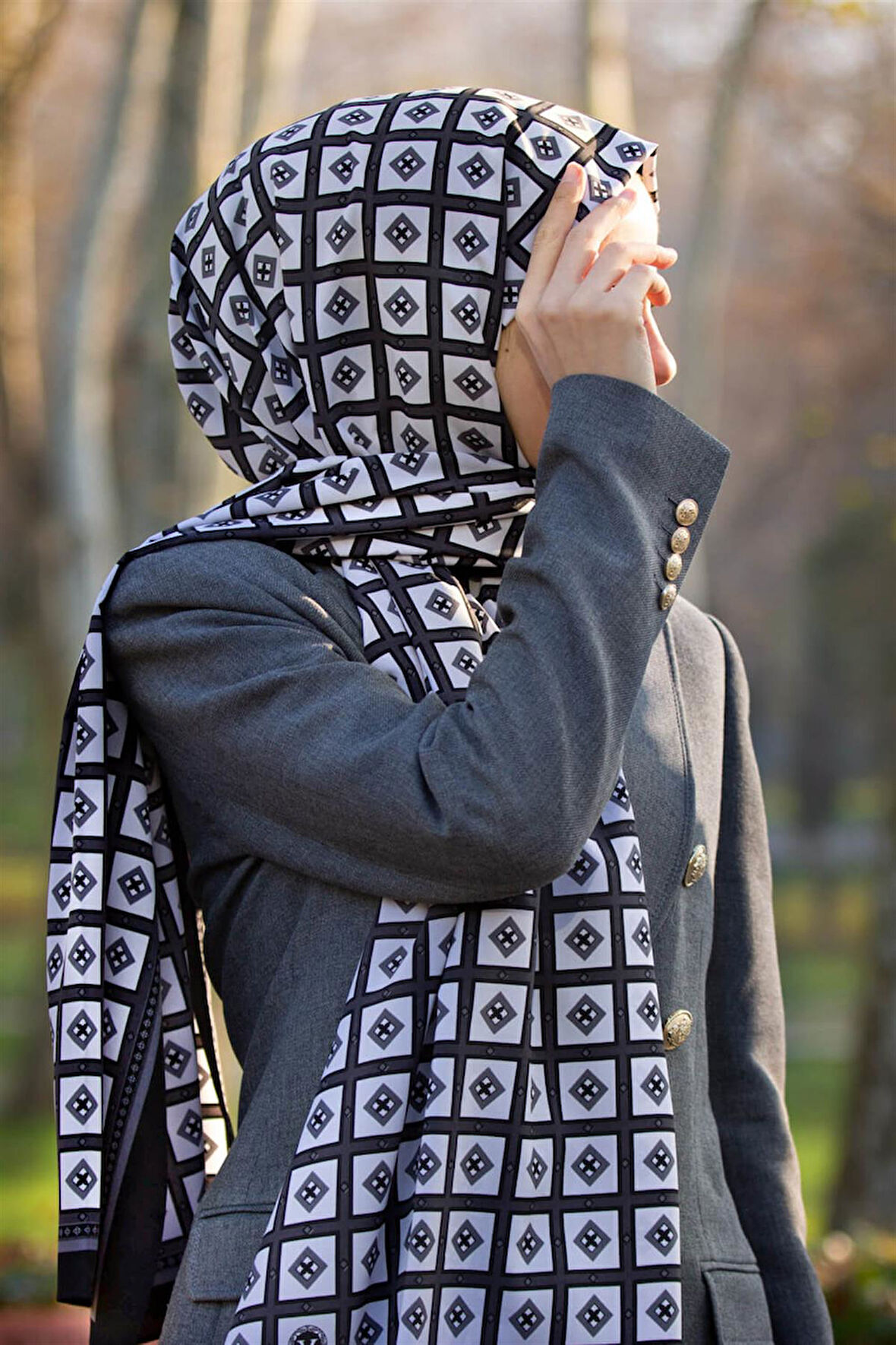 LÜKS MEDİNE İPEĞİ KARE DESENLİ SİYAH - GRİ RENKLİ 75X195 KIRIŞMAZ ŞAL MOSS KREP DİKİŞ TİPİ İTALYAN DİKİŞLİ