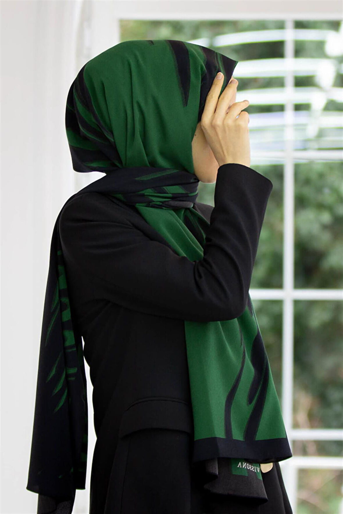 LÜKS MEDİNE İPEĞİ GEOMETRİK DESENLİ ZÜMRÜT YEŞİLİ RENKLİ 75X195 KIRIŞMAZ ŞAL MOSS KREP DİKİŞ TİPİ İTALYAN DİKİŞLİ