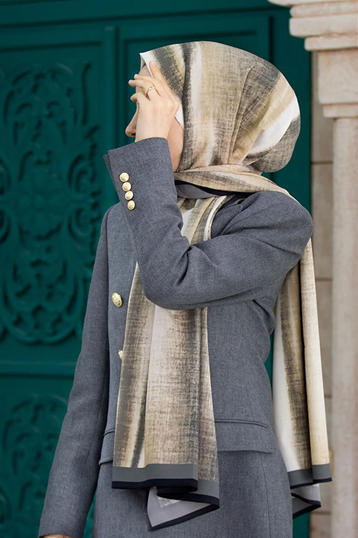 LÜKS MEDİNE İPEĞİ BATİK DESENLİ GRİ - BEJ RENKLİ 75X195 KIRIŞMAZ ŞAL MOSS KREP DİKİŞ TİPİ İTALYAN DİKİŞLİ