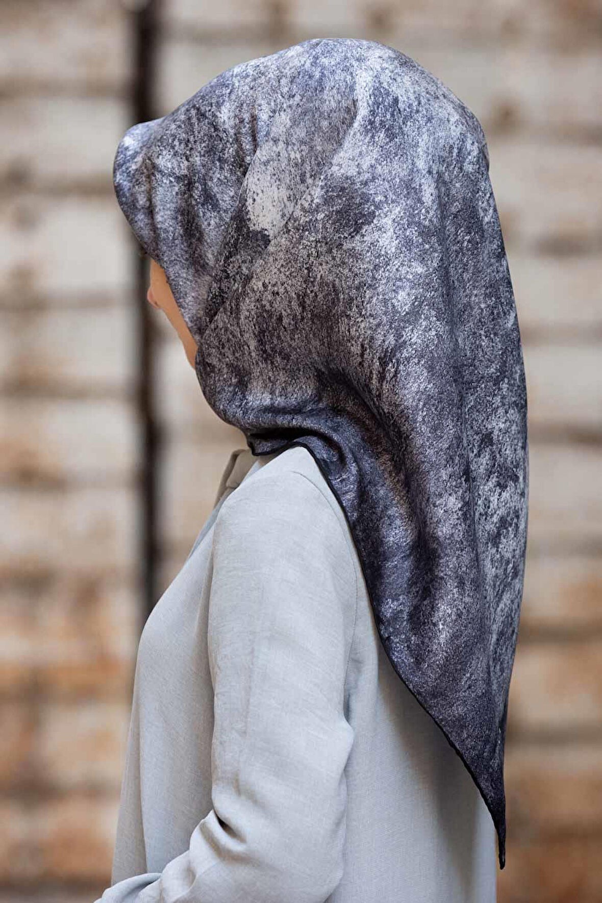 %100 Twill İpek Doku Desenli Gri - İndigo Renkli 90x90 Eşarp Dikim Şekli : El Dikişi