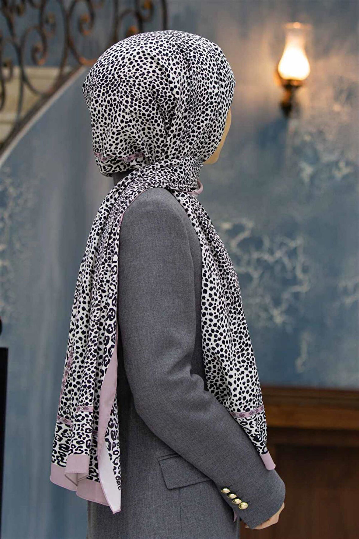 LÜKS MEDİNE İPEĞİ LEOPAR DESENLİ PUDRA RENKLİ 75X195 KIRIŞMAZ ŞAL MOSS KREP DİKİŞ TİPİ İTALYAN DİKİŞLİ