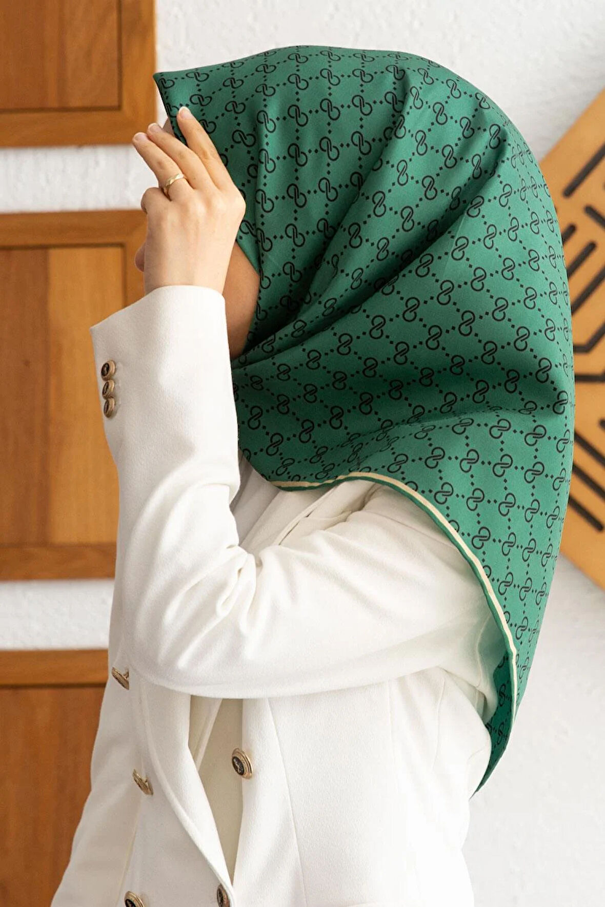 %100 Twill İpek Geometrik Desenli Zümrüt Yeşili Renkli 90x90 Eşarp Dikim Şekli : El Dikişi