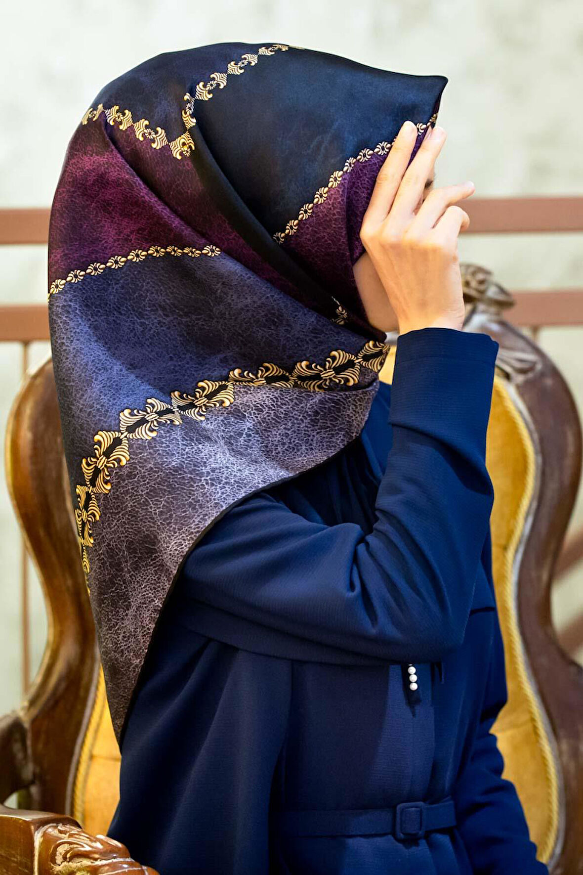 %100 Twill İpek Geometrik Desenli İndigo - Mürdüm Renkli 90x90 Eşarp Dikim Şekli : El Dikişi