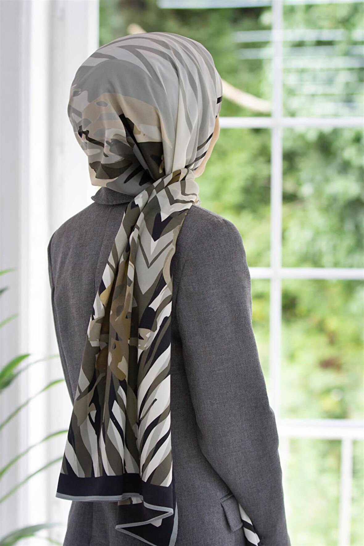 LÜKS MEDİNE İPEĞİ ZEBRA VE ÇİÇEK DESENLİ GRİ RENKLİ 75X195 KIRIŞMAZ ŞAL MOSS KREP DİKİŞ TİPİ İTALYAN DİKİŞLİ