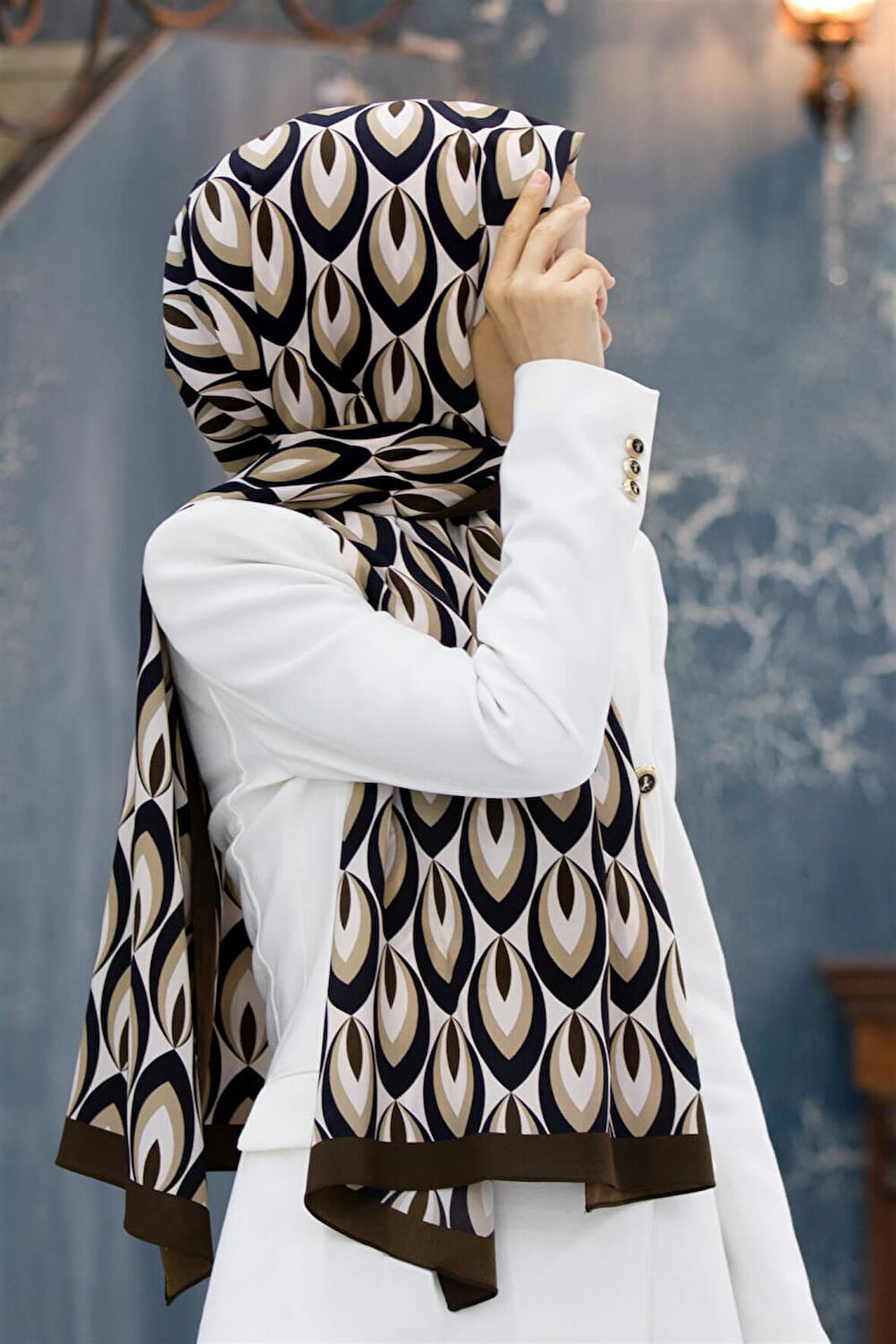 LÜKS MEDİNE İPEĞİ GEOMETRİK DESENLİ KAHVERENGİ RENKLİ 75X195 KIRIŞMAZ ŞAL MOSS KREP DİKİŞ TİPİ İTALYAN DİKİŞLİ