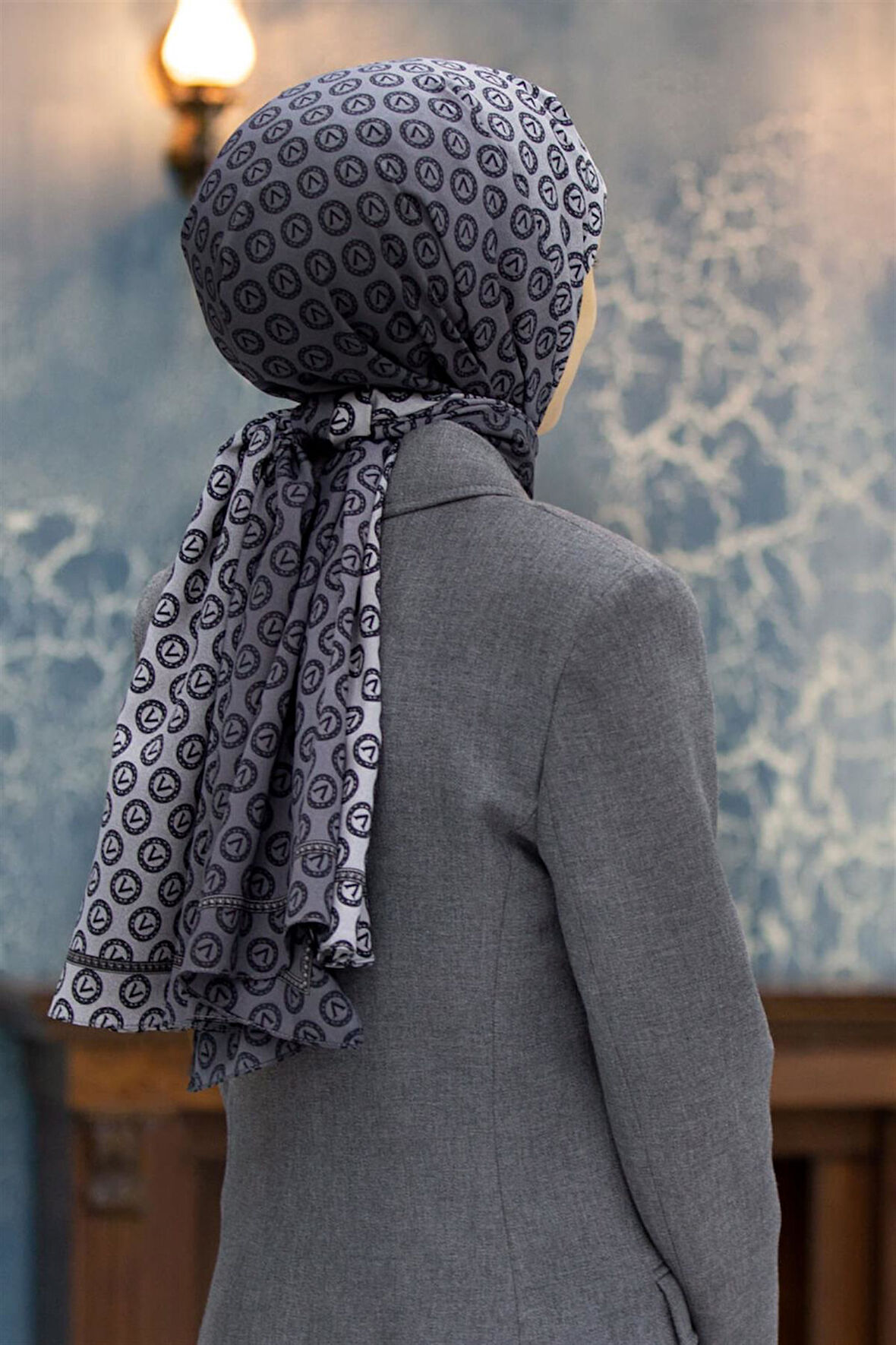 LÜKS MEDİNE İPEĞİ MONOGRAM DESENLİ GRİ RENKLİ 75X195 KIRIŞMAZ ŞAL MOSS KREP DİKİŞ TİPİ İTALYAN DİKİŞLİ