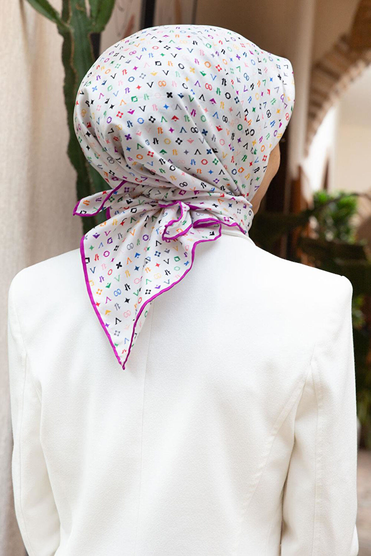 %100 Twill İpek Çıtır Motif Desenli Krem - Fuşya Renkli 90x90 Eşarp Dikim Şekli : El Dikişi