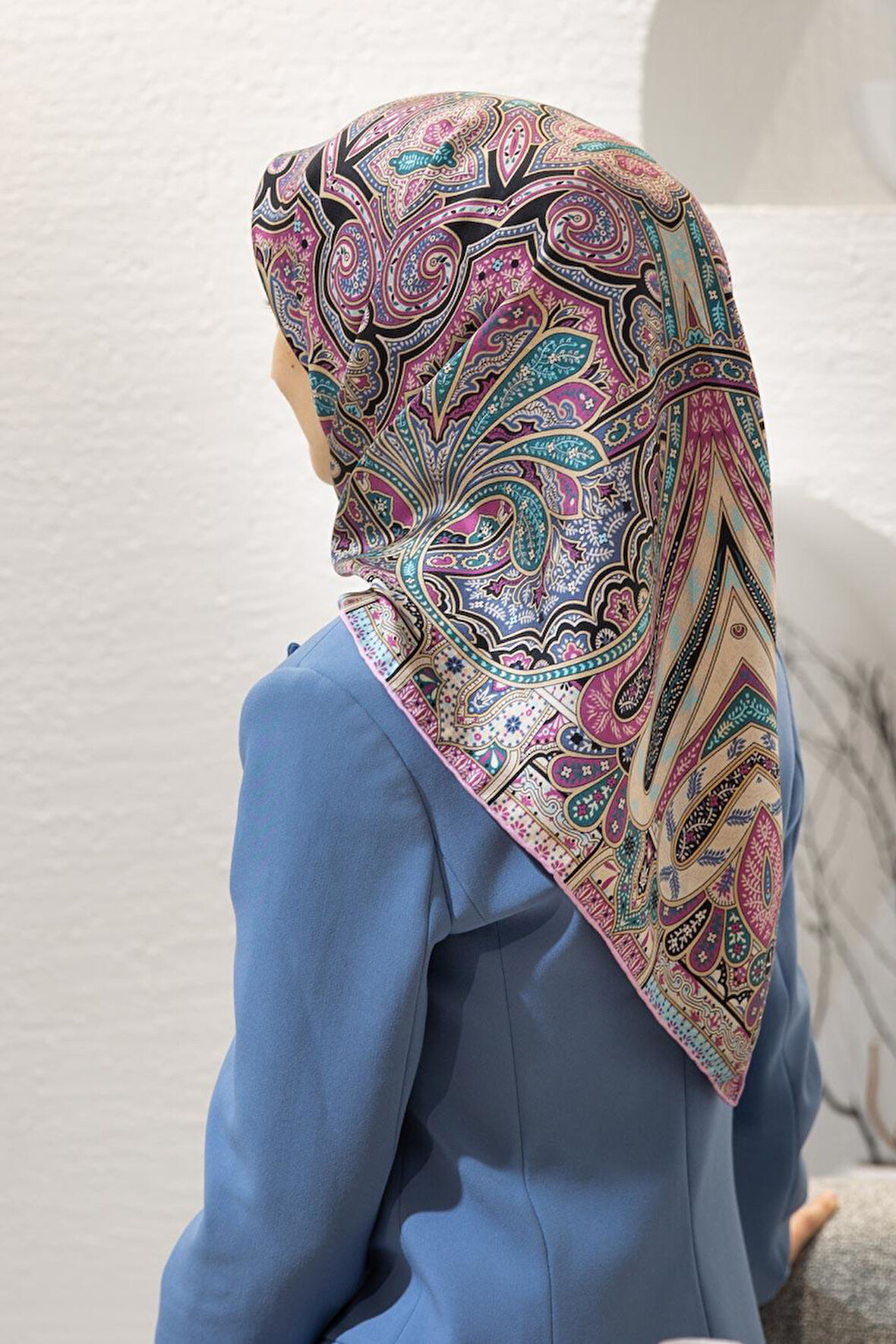 100% Twill İpek Etnik Desenli Pembe Renkli 90x90 Dikim Şekli : El Dikişi Eşarp