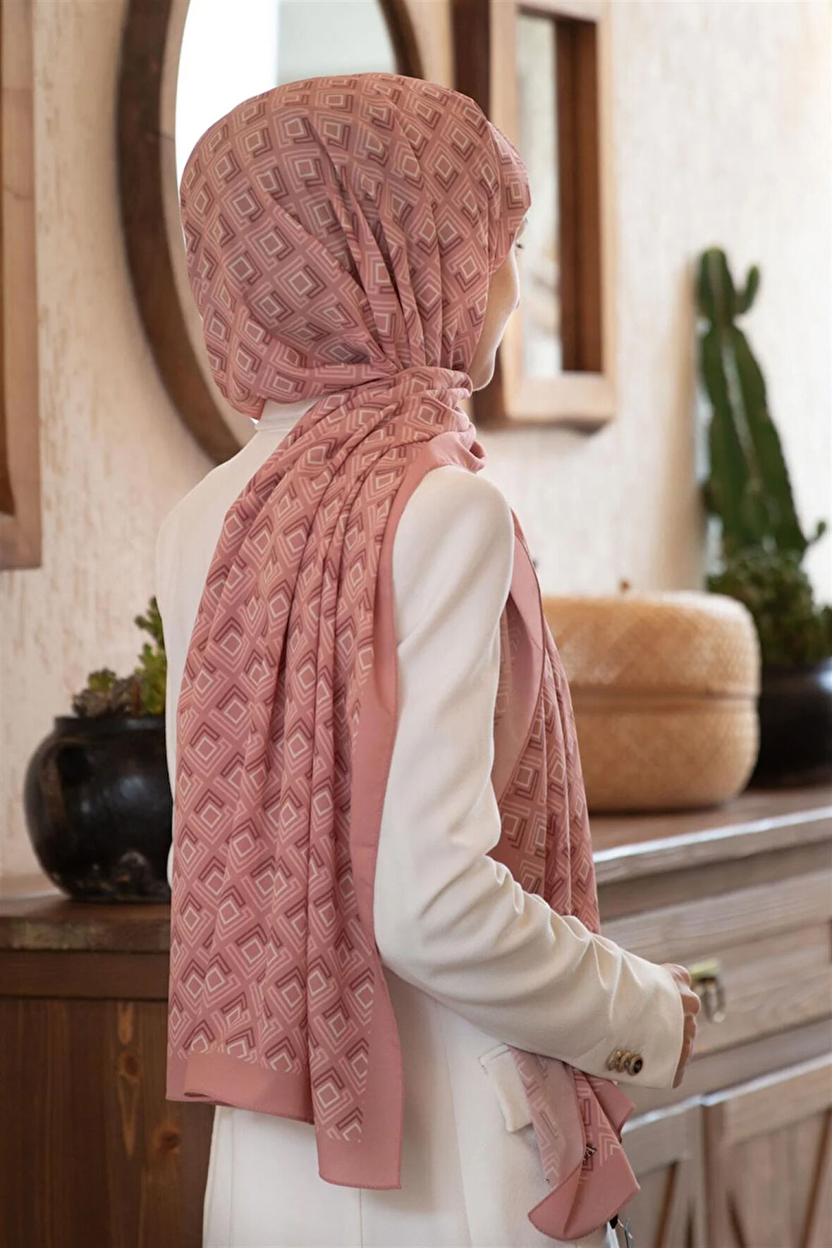 LÜKS MEDİNE İPEĞİ MİNİ MOTİF DESENLİ PUDRA RENKLİ 75X195 KIRIŞMAZ ŞAL MOSS KREP DİKİŞ TİPİ İTALYAN DİKİŞLİ