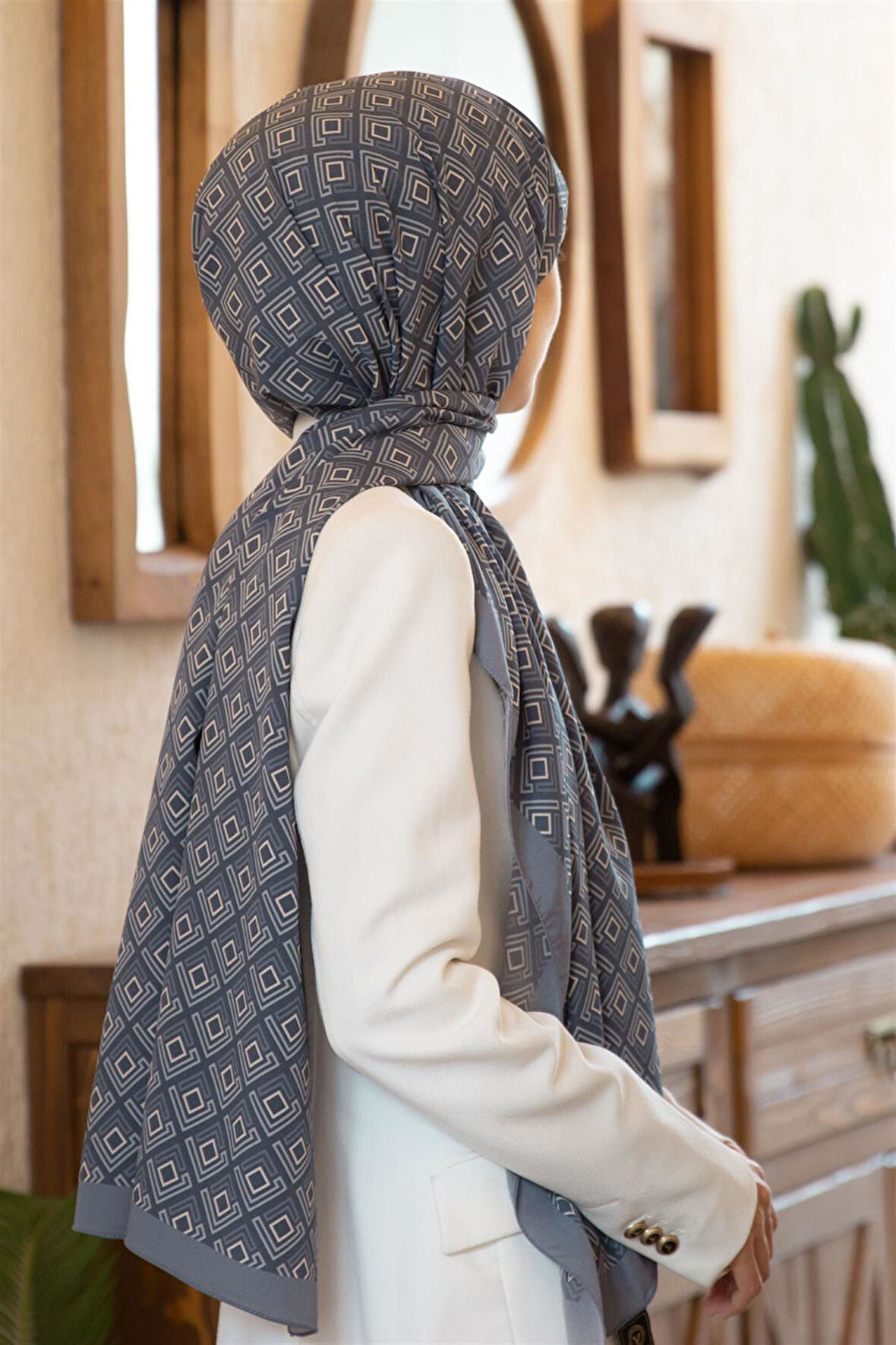 LÜKS MEDİNE İPEĞİ MİNİ MOTİF DESENLİ GRİ RENKLİ 75X195 KIRIŞMAZ ŞAL MOSS KREP DİKİŞ TİPİ İTALYAN DİKİŞLİ