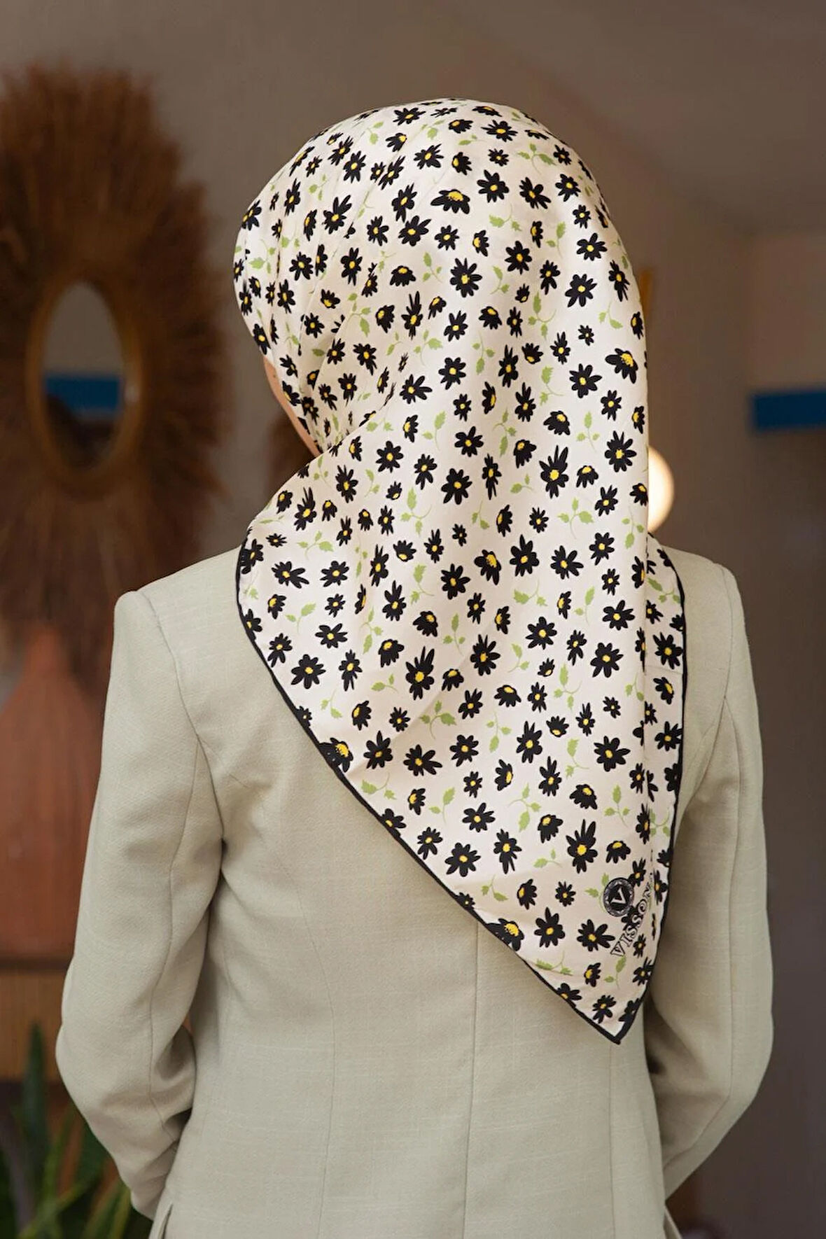 %100 Twill İpek Papatya Desenli Krem - Siyah Renkli 90x90 Eşarp Dikim Şekli : El Dikişi