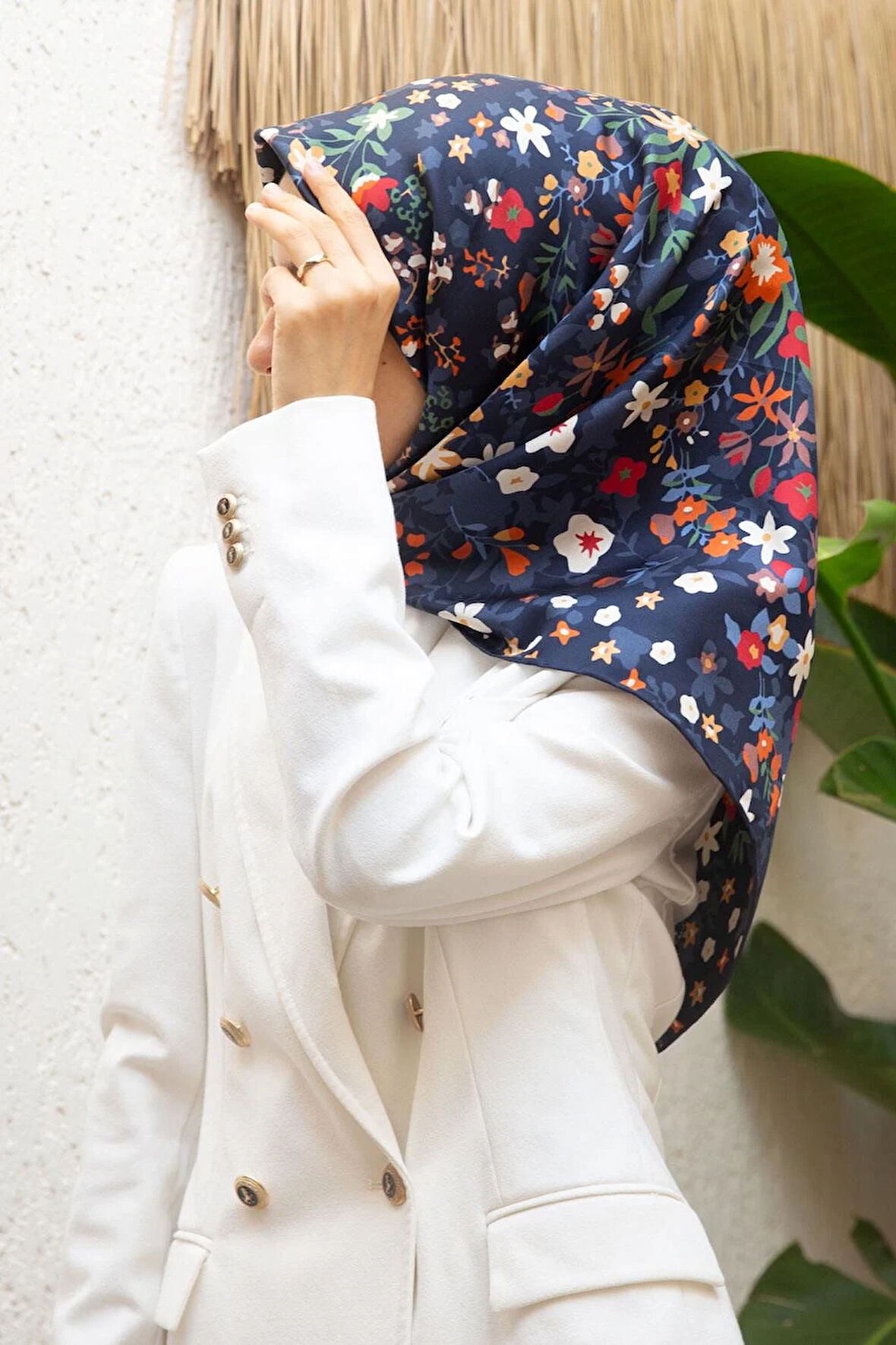 %100 Twill İpek Çıtır Çiçek Desenli Lacivert - Kırmızı Renkli 90x90 Eşarp Dikim Şekli : El Dikişi