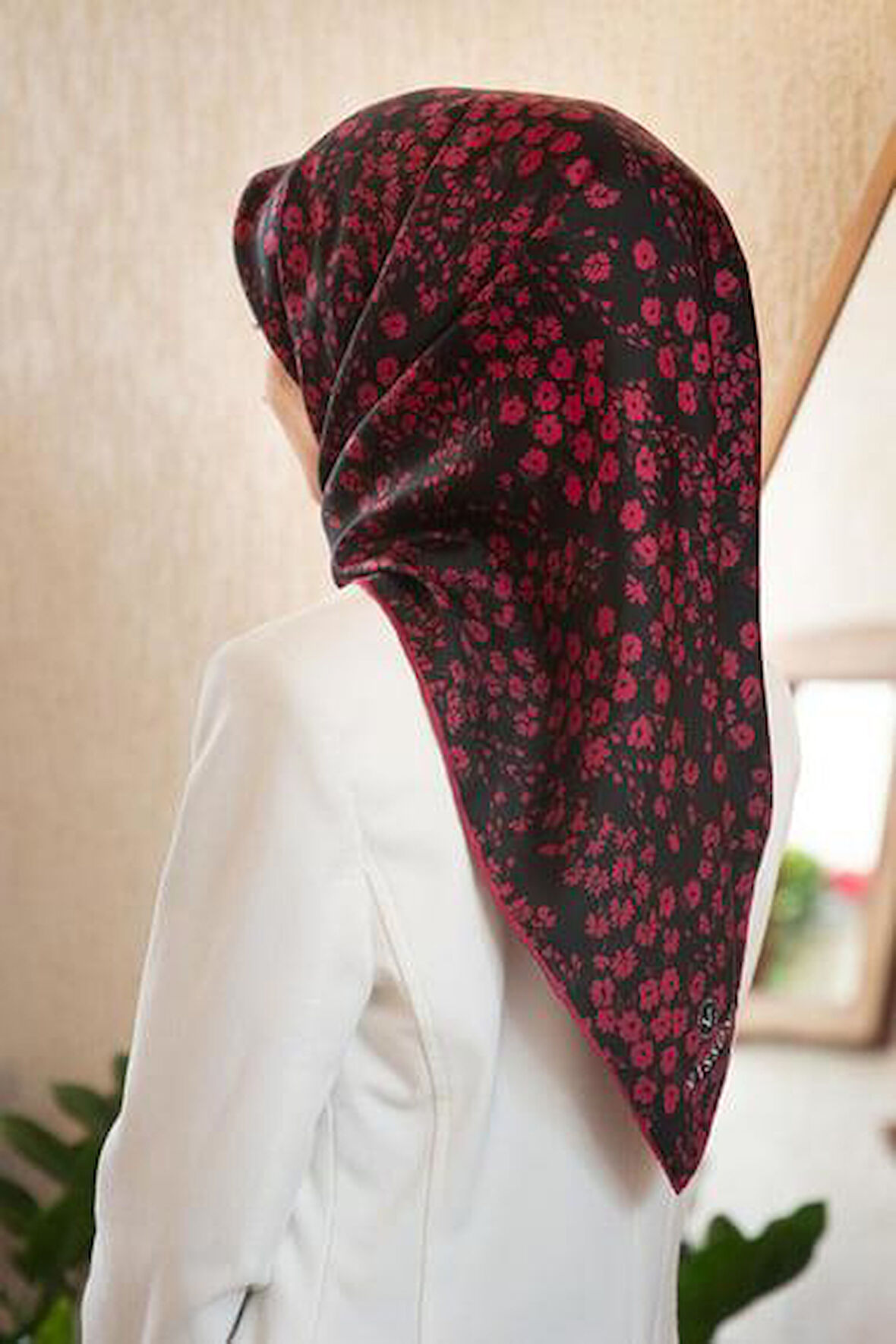 Vissona Tivil İpek Eşarp 60911 - 3 - 0001 - 0018 Siyah Kırmızı Çiçek Desen