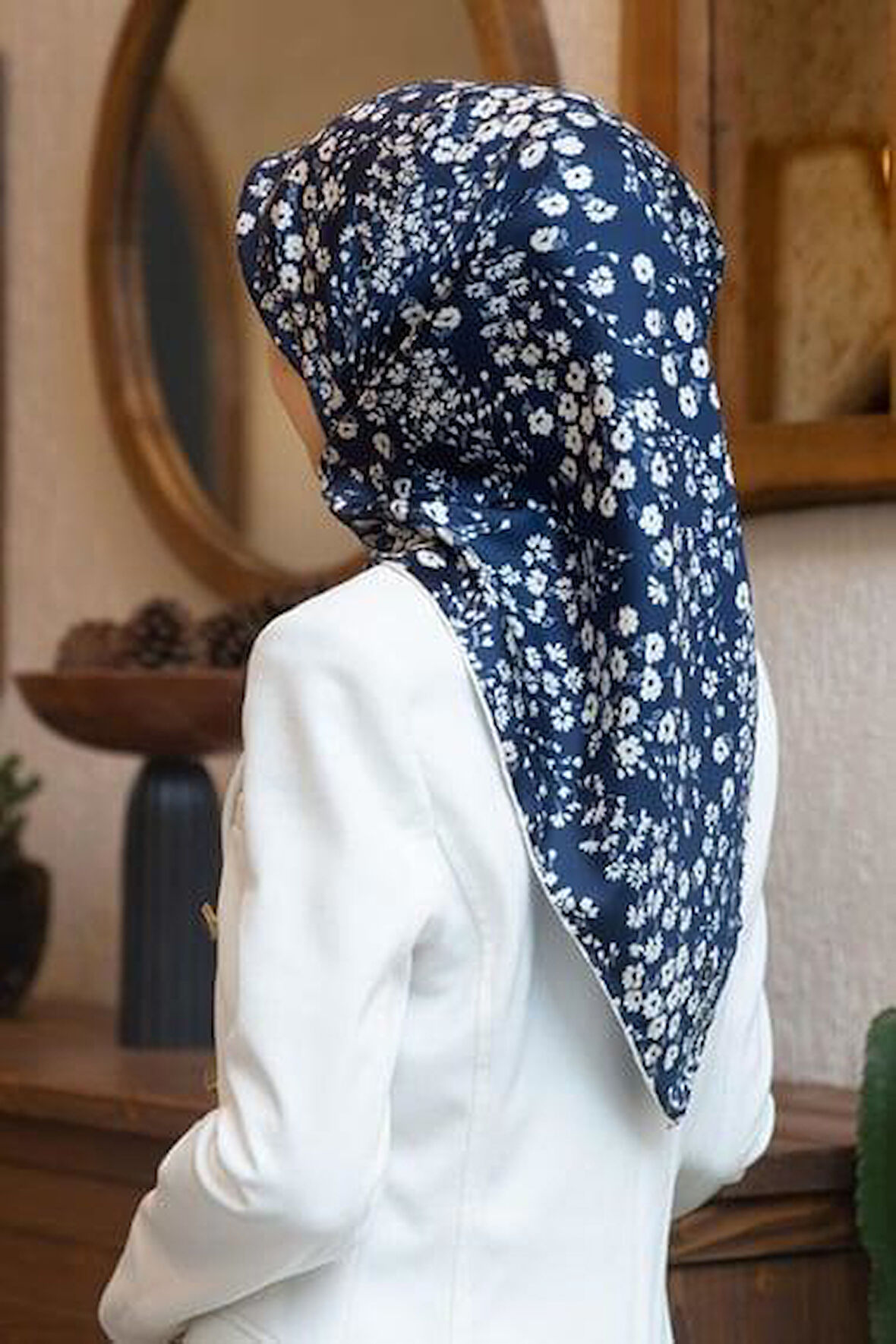 Vissona Tivil İpek Eşarp 60911 - 16 - 0033 - 0003 Lacivert Beyaz Çiçek Desen