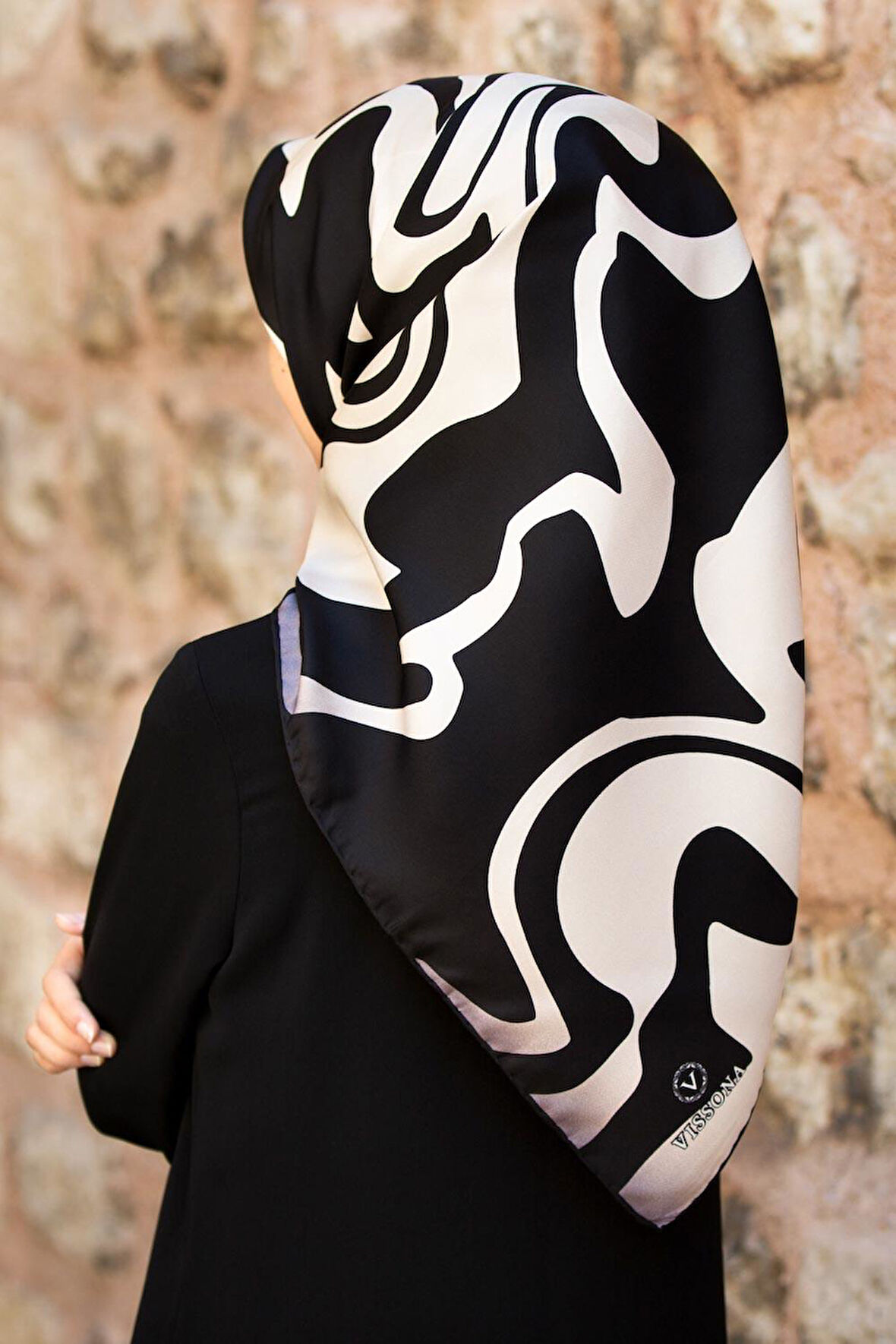 57 % İPEK % 43 VİSKON Twill İpek Dalga Desenli Siyah - Krem Renkli 90x90 Dikim Şekli : El Dikişi Eşarp