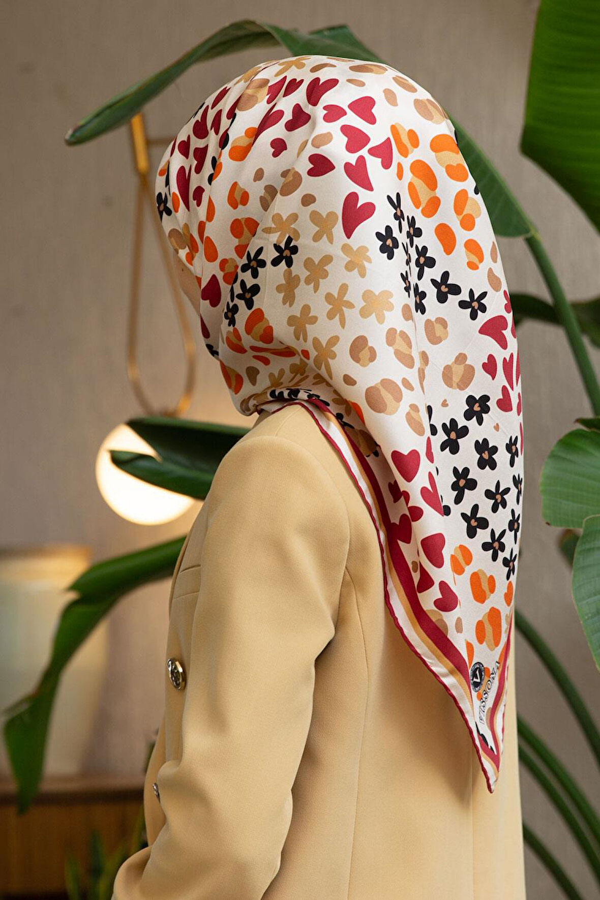 %100 Twill İpek Kalpli Leopar Desenli Krem - Bordo Renkli 90x90 Eşarp Dikim Şekli : El Dikişi