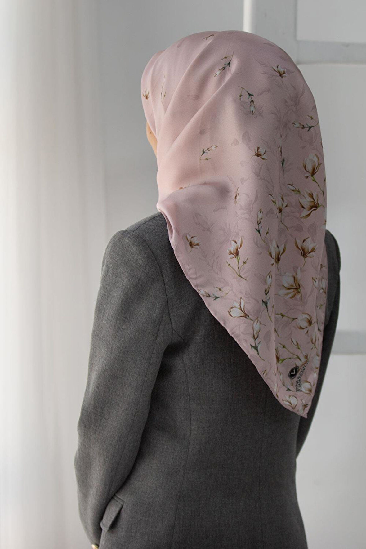 % 57 İPEK % 43 VİSKON Twill İpek Çiçek Desenli Pudra Renkli 90x90 Eşarp Dikim Şekli : El Dikişi