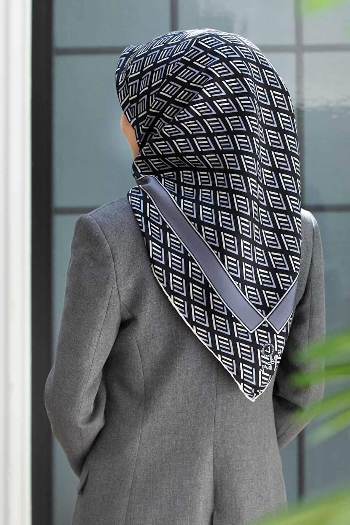 % 57 İPEK % 43 VİSKON Twill İpek Geometrik Desenli Siyah - Gri Renkli 90x90 Eşarp Dikim Şekli : El Dikişi
